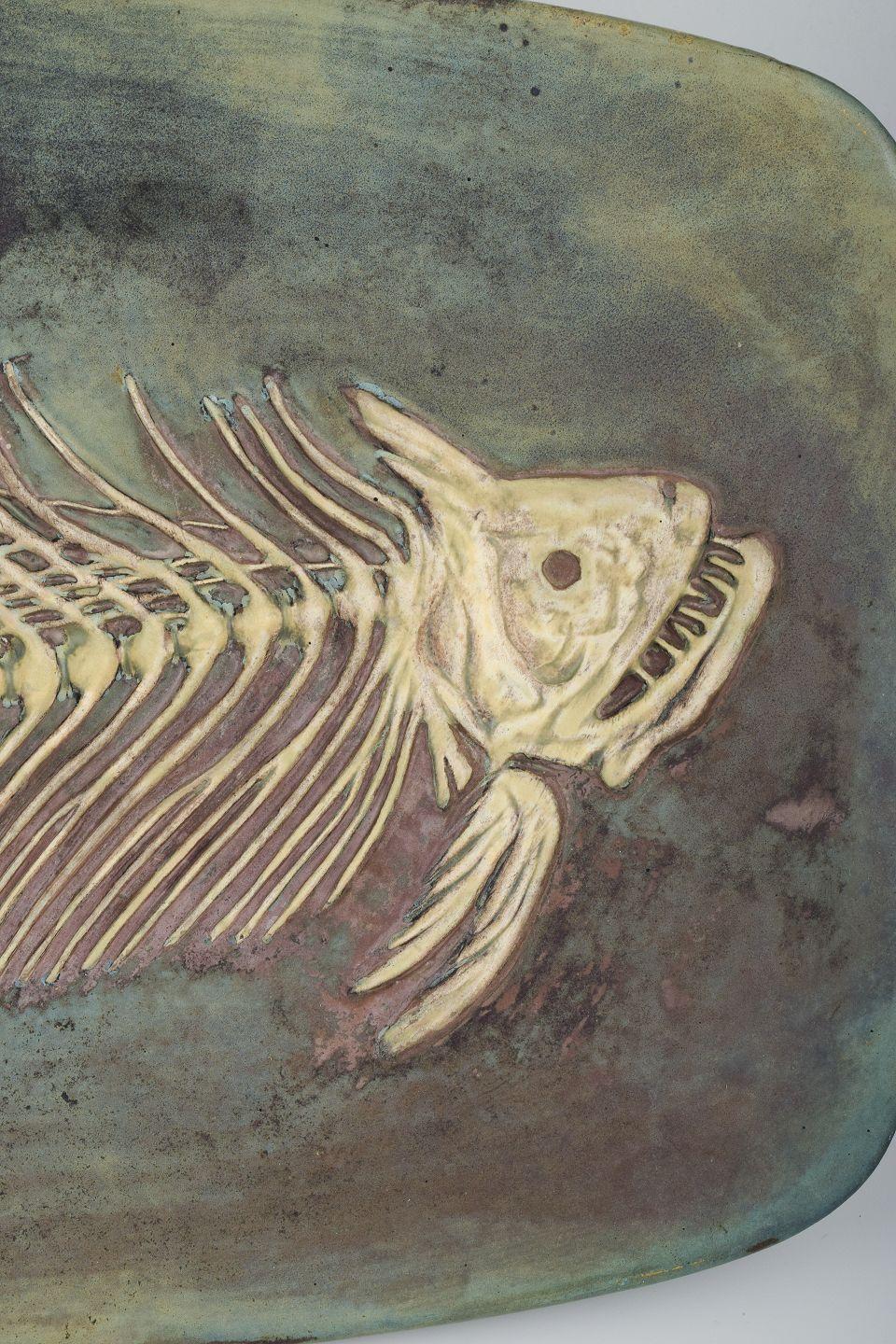 Français Hans Hedberg, Biot, France. Plat colossal en céramique avec motif de squelette de poisson. en vente