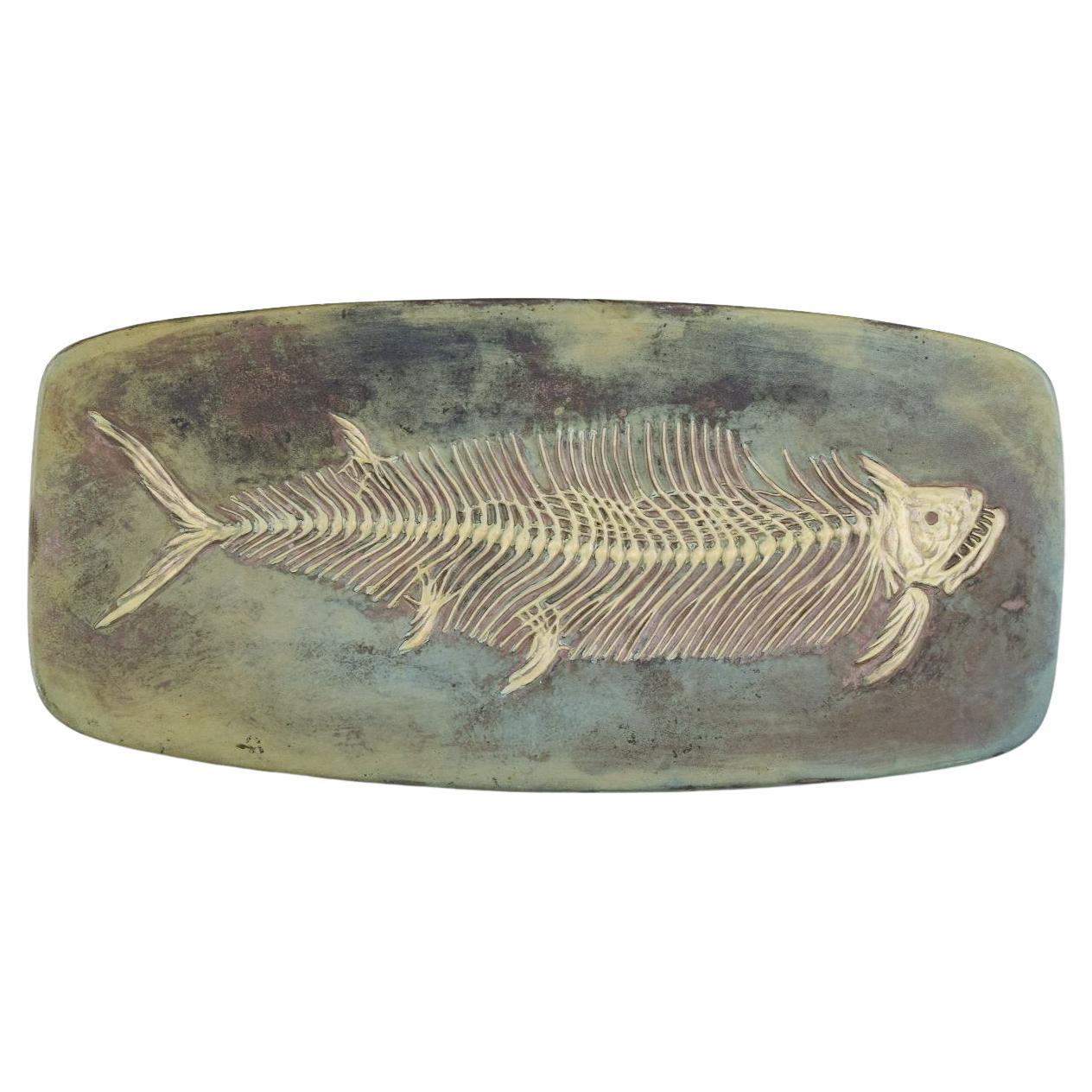 Hans Hedberg, Biot, France. Plat colossal en céramique avec motif de squelette de poisson. en vente