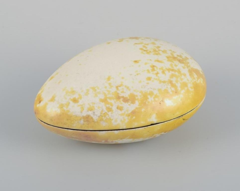 Hans Hedberg for Biot, France.
Egg-shaped lidded jar.
Unique ceramic piece. Glaze in yellow and white tones.
Approx. 1980.
Signed.
In excellent condition with natural cracks from production.
Dimensions: L 13.5 cm x W 10.0 cm x H 5.5 cm.