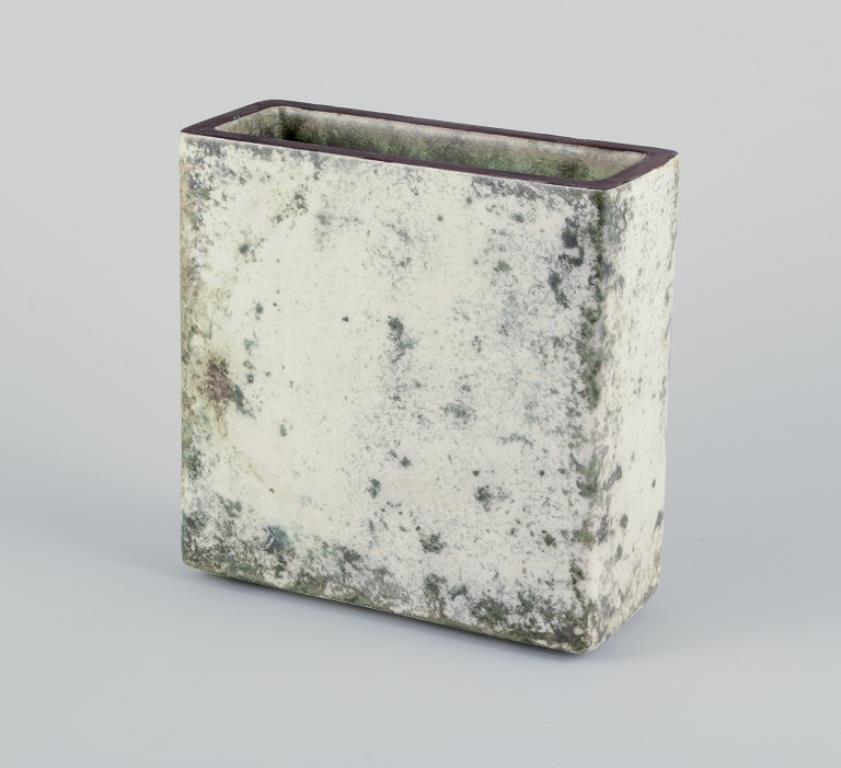 Hans Hedberg (1917-2007) per Biot, Francia.
Vaso rettangolare in ceramica. Smaltatura nei colori della sabbia.
Datazione: Anni '70/'80.
Firmato.
In perfette condizioni.
Dimensioni: H. H. 18,4 cm. x L. 17,8 cm. x P. 7,0 cm.