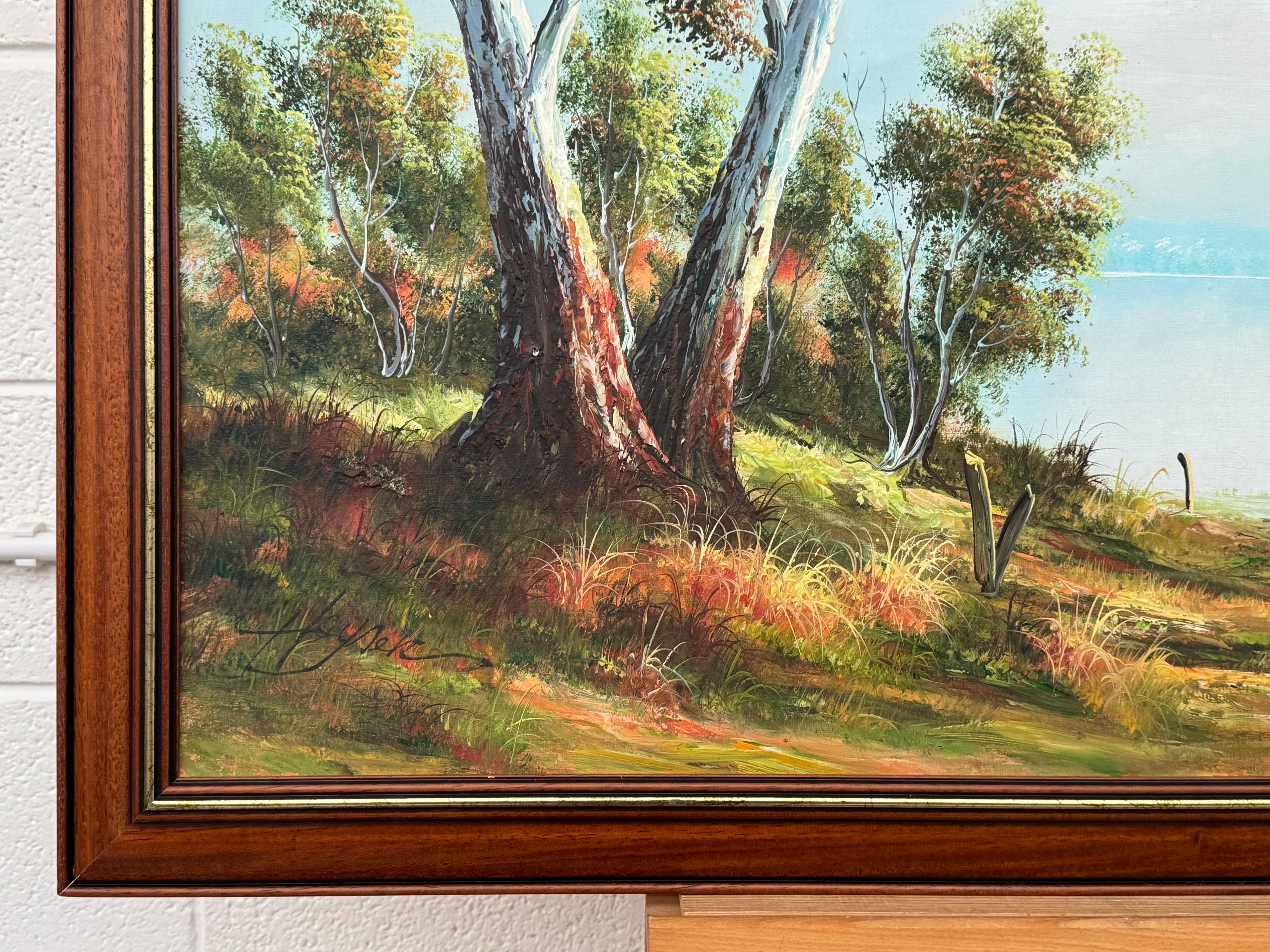 Tranquillo paesaggio australiano con alberi di eucalipto - Vintage 20th Century Art in vendita 7