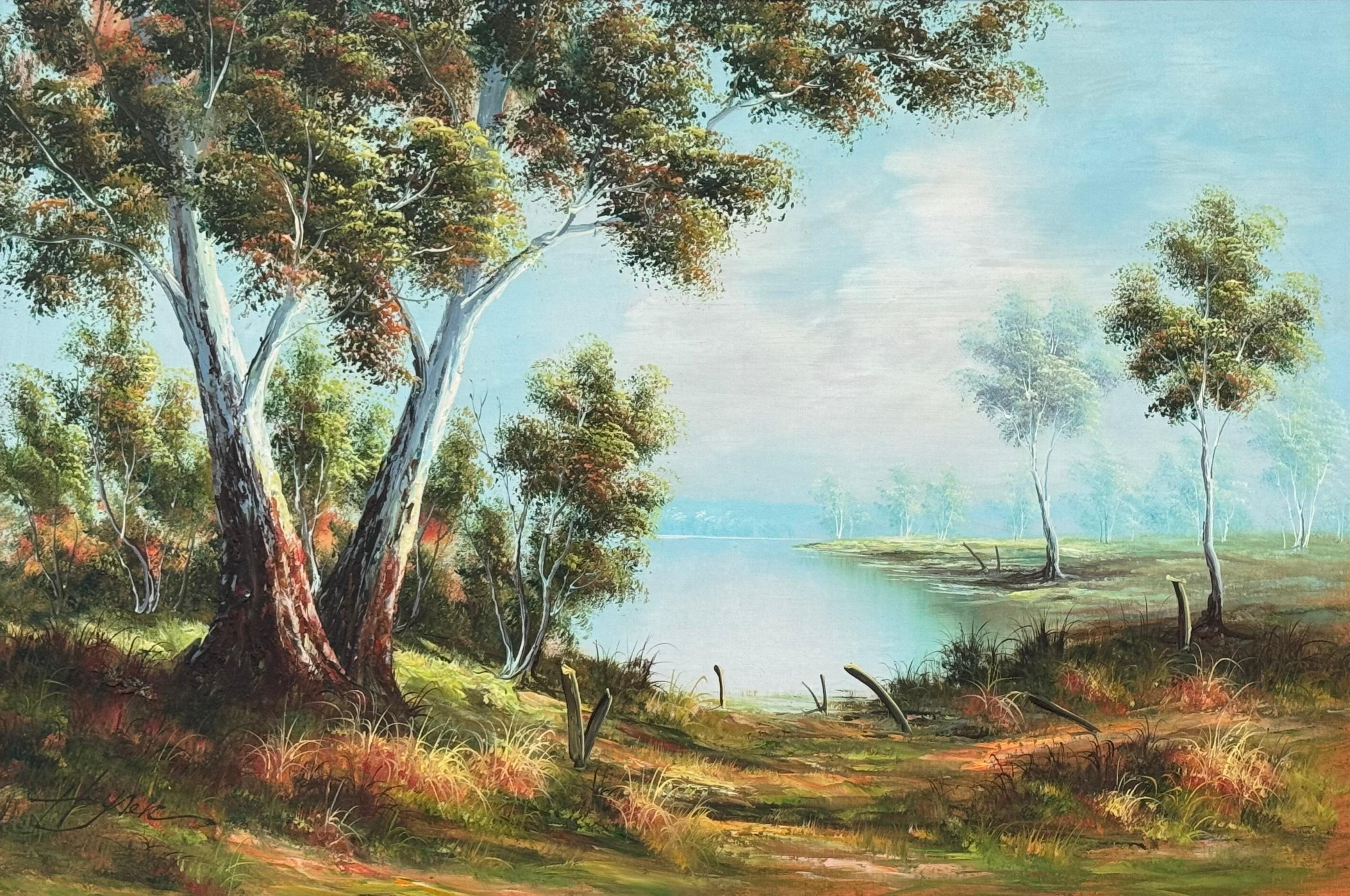 Tranquillo paesaggio australiano con alberi di eucalipto adiacenti a un lago - Art of Vintage del XX secolo. Pittura originale, opera d'arte firmata. 

L'arte misura 36 x 24 pollici 
La cornice misura 40 x 28 pollici 

Cattura la bellezza del bush