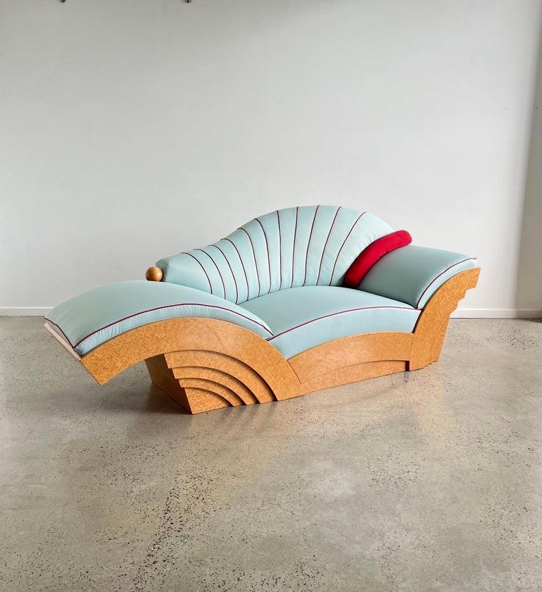 Un sofá precioso y poco común de este diseñador austriaco posmoderno. Hollein nació en Viena en 1934 y trabajó con Sottsass durante el periodo de Memphis. Este sofá raro y único fue producido en edición limitada por Poltronova y bautizado por Hans