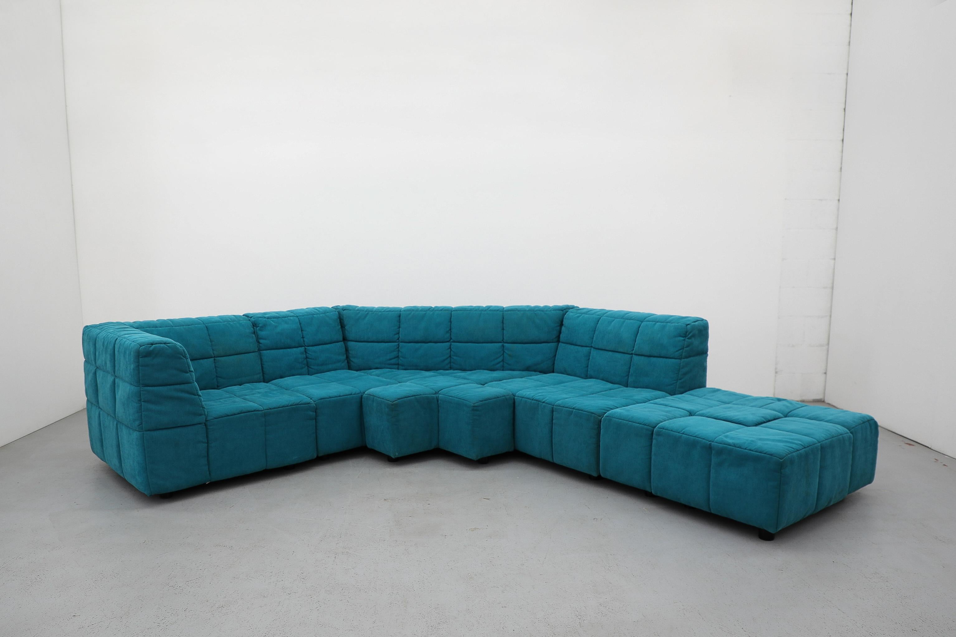 Exemple emblématique du design postmoderne, ce canapé sectionnel modulaire 