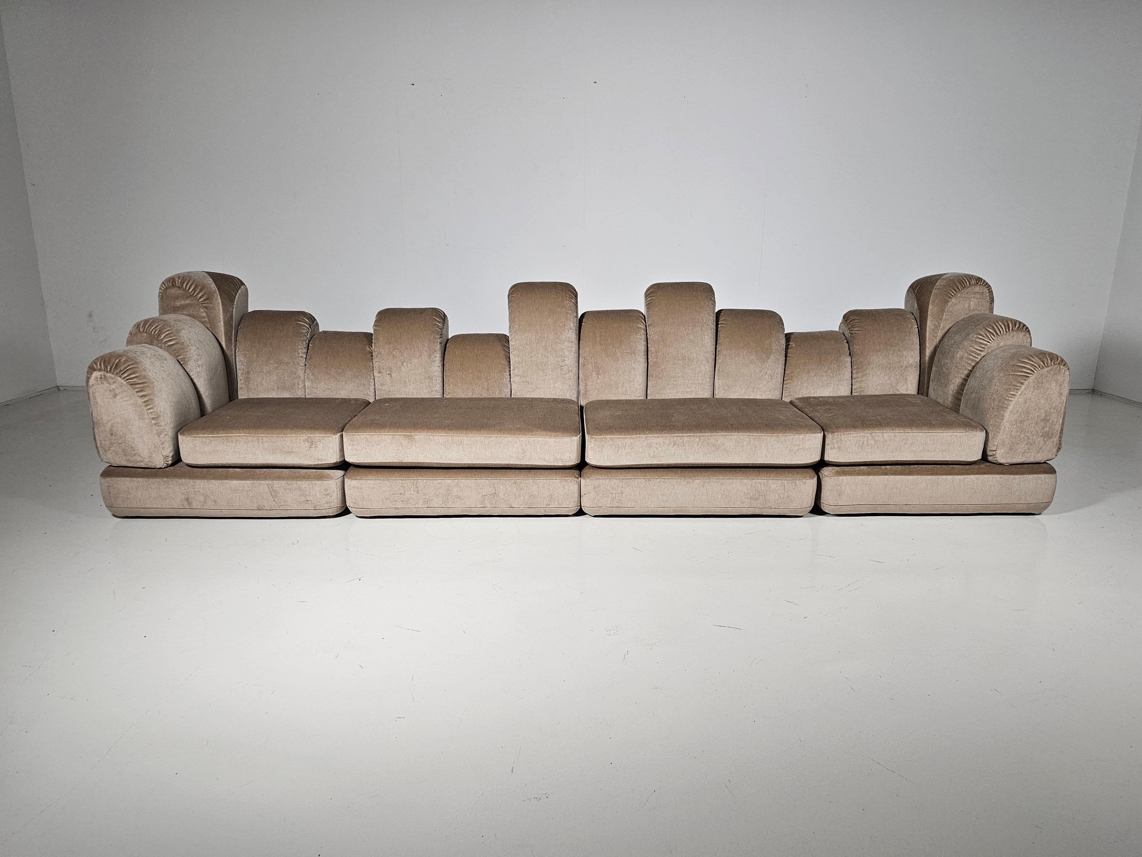 Hans Hopfer 'Dromadaire' Modulares Sofa aus beigefarbenem Mohair-Samt, Roche Bobois (Moderne der Mitte des Jahrhunderts) im Angebot