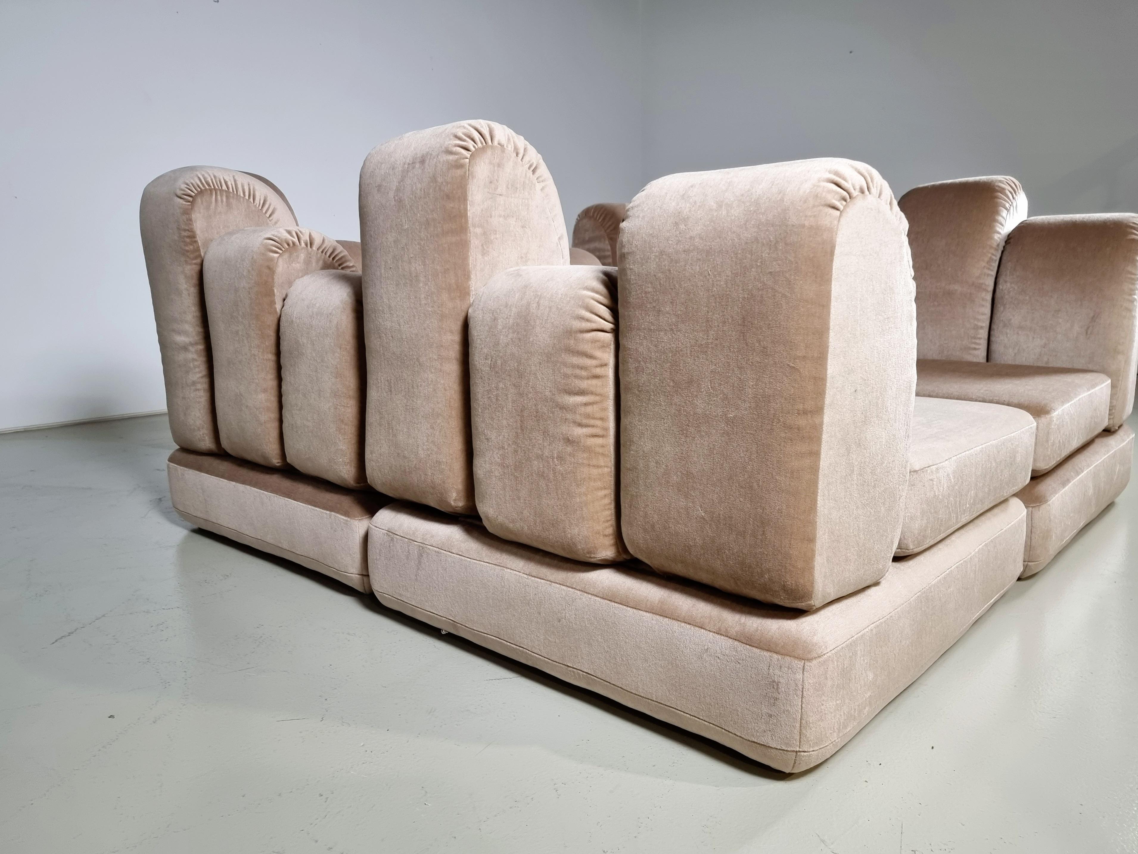 Hans Hopfer 'Dromadaire' Sectional Sofa in mohair wool, Roche Bobois, 1970 In Excellent Condition For Sale In amstelveen, NL