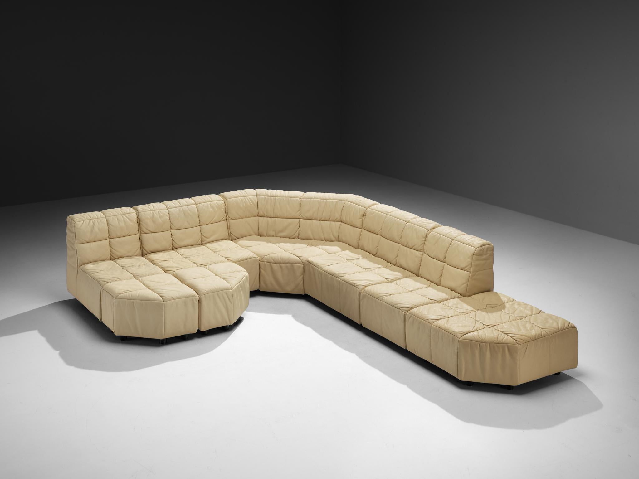 Hans Hopfer para Neue Wiener Werkstätte 'Castell' sofá modular, cuero, Austria, diseño 1972

Impresionante y amplio sofá modular diseñado por Hans Hopfer para Neue Wiener Werkstätte. Este gran sofá se compone de varias piezas en forma de Tetris,