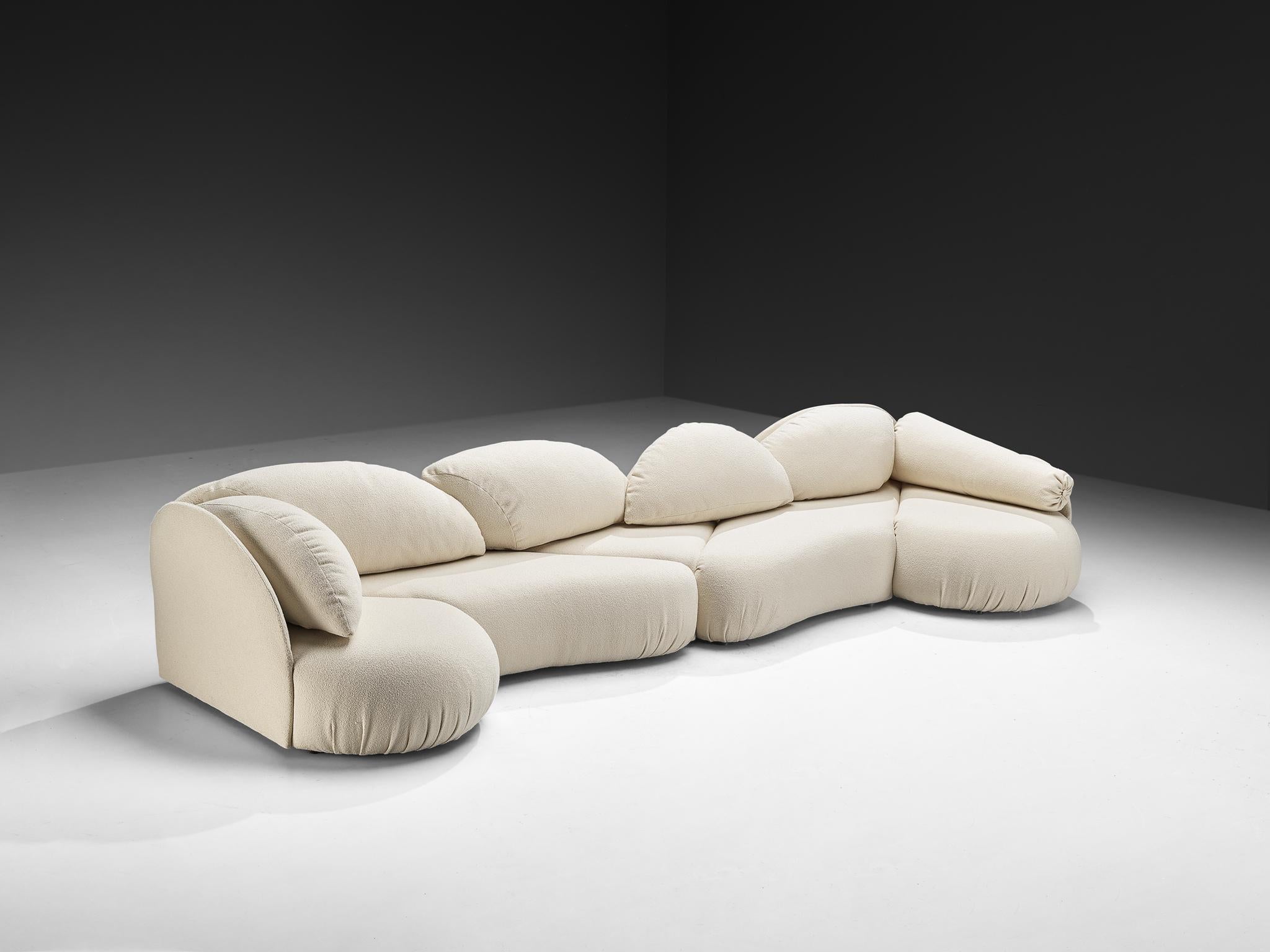 Hans Hopfer per Roche Bobois, divano, tessuto ridipinto, Francia, fine anni '70 
 
Il divano Croissant, disegnato da Hans Hopfer per Roche Bobois, incarna i principi di design organico e fluido caratteristici del suo lavoro. Le curve voluttuose e le