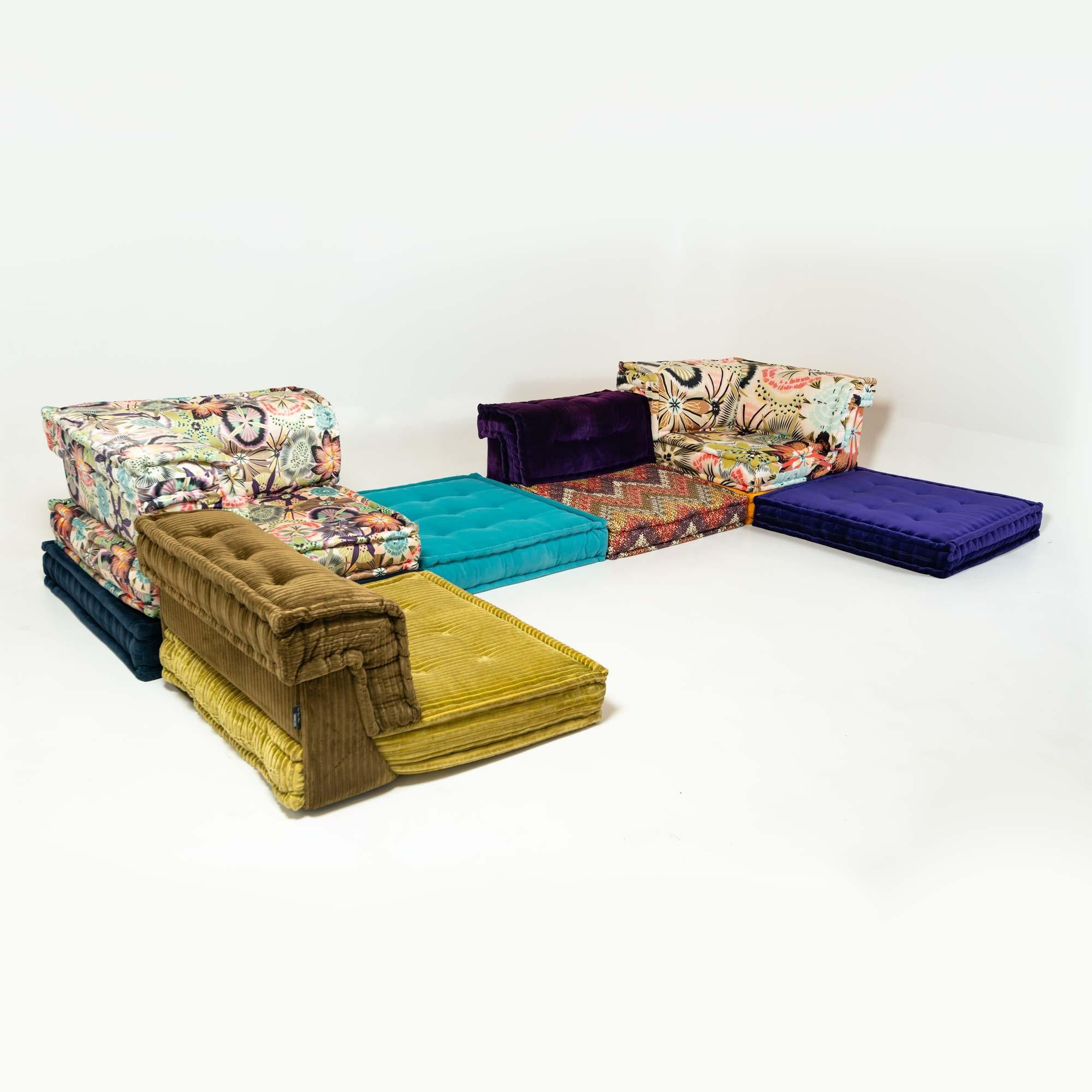 A  Sofá Mah-Jong de 12 piezas diseñado por Hans Hopfer para Roche Bobois, en una mezcla de tejidos de Missoni y Kenzo. El conjunto está en buen estado, con desgastes de tela en algunas piezas de la base. No hay rasgaduras en las telas, ni manchas de
