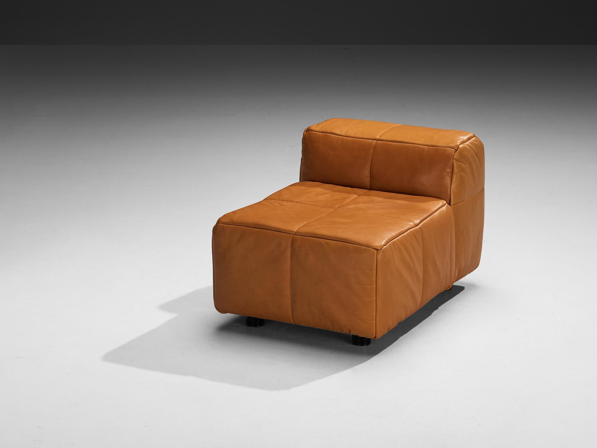 Hans Hopfer für Wiener Werkstätte 'Castell' Sessel, Leder, Österreich, Entwurf 1972 

Wunderschöner und großer Sessel, entworfen von Hans Hopfer für die Wiener Werkstätte. Dieser großartige Stuhl ist von modularen Designs inspiriert und wurde neu