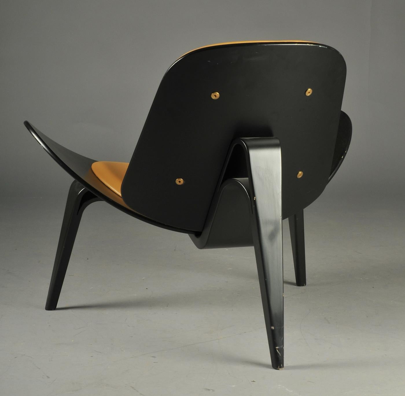 Mid-Century Modern Chaise coquillage modèle CH 07 de Hans J wagner pour  Carl Hansen & Son. Vintage en vente