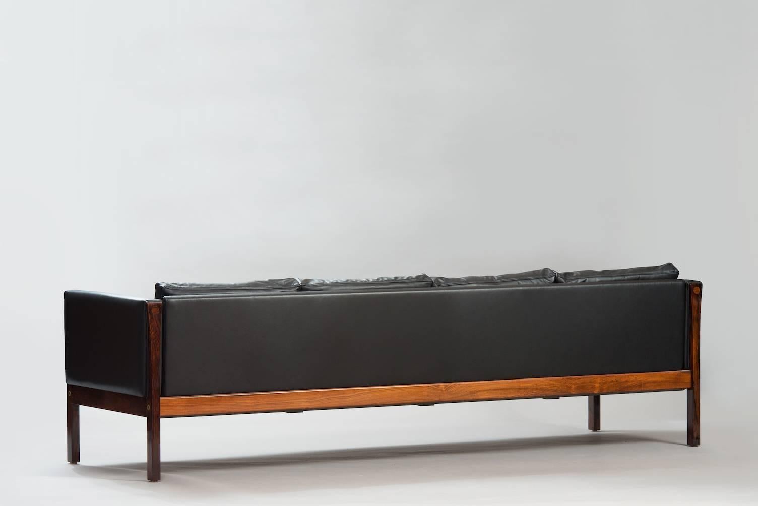 Four-seat sofa, model AP 62, in black leather and rosewood.
Bibliography: AP Stolen catalogue 1967 & Design from Denmark, 1965.