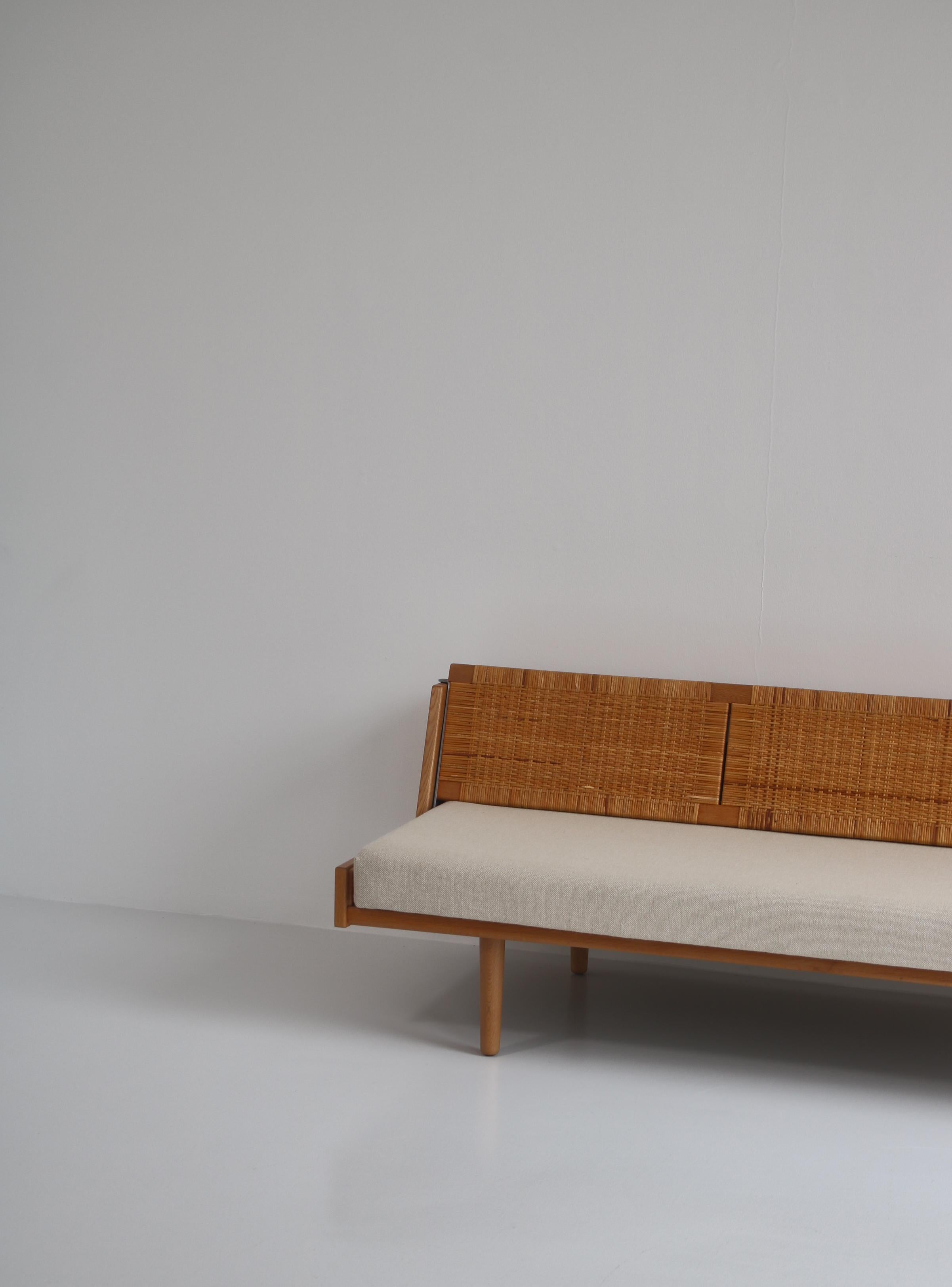 Danois Hans J. Wegner 1950s Danish Modern Daybed in Oak and Rattan 