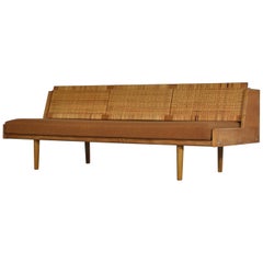 Hans J. Wegner 1950s Danish Modern Daybed en chêne et rotin "GE7" Made at GETAMA