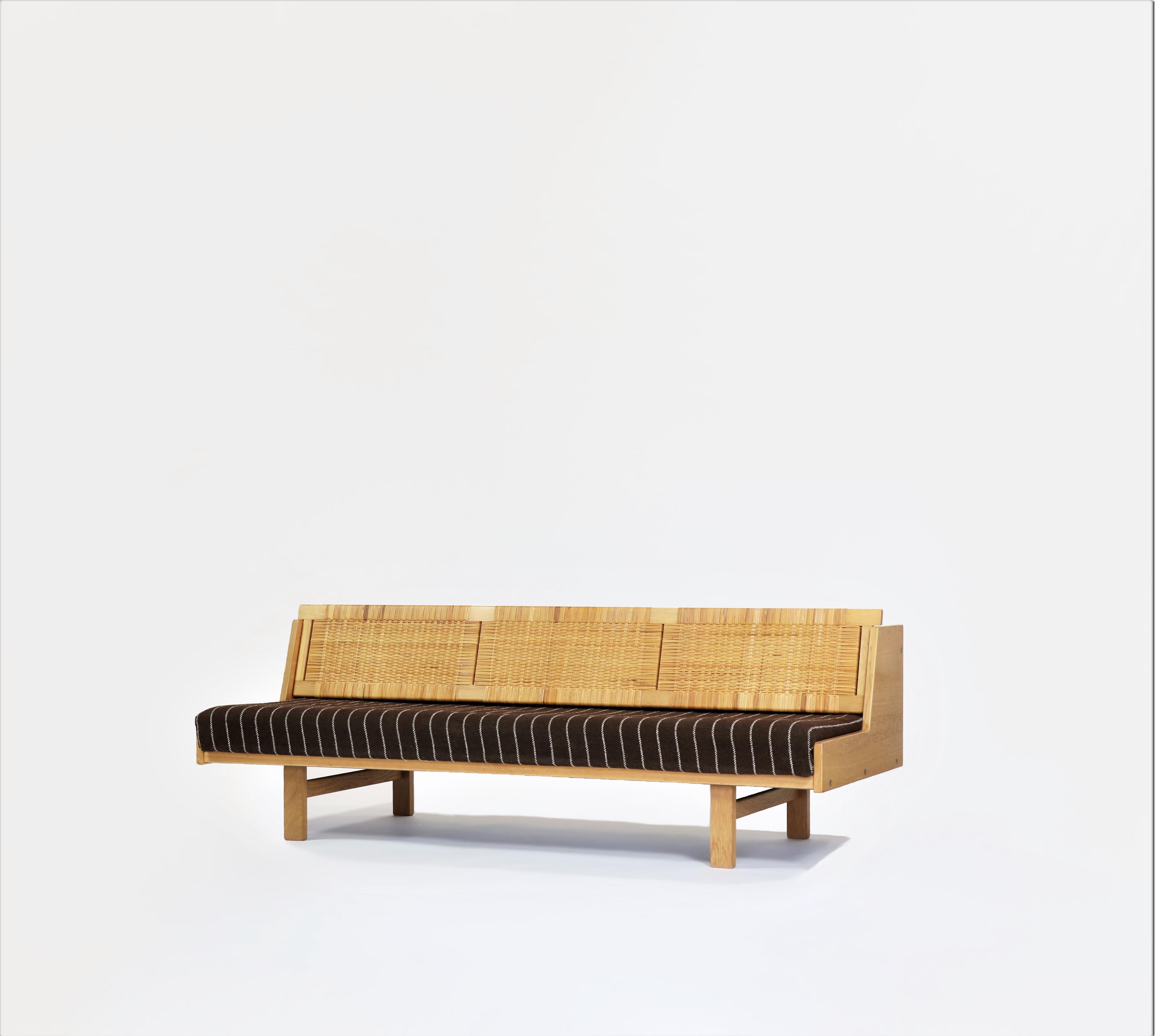 Hans J. Wegner 1950s Danish Modern Daybed in Oak and Rattan Made at GETAMA In Good Condition In Odense, DK