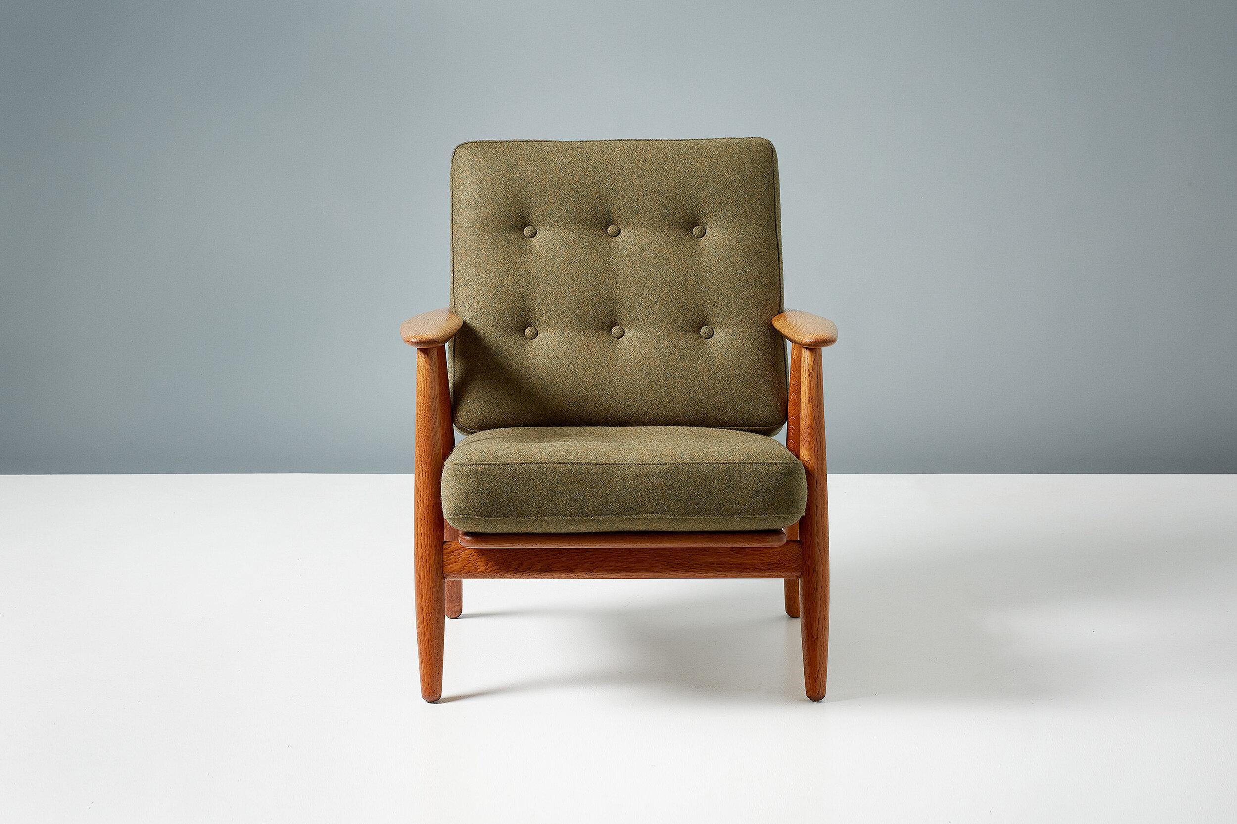 Hans J. Wegner

GE-240 Cigar Chair

Produced by GETAMA in Gedsted, Denmark in the 1950s. This example of Wegner's iconic lounge chair is made from European oak, with the original sprung cushions reupholstered in fern green wool fabric by Abraham