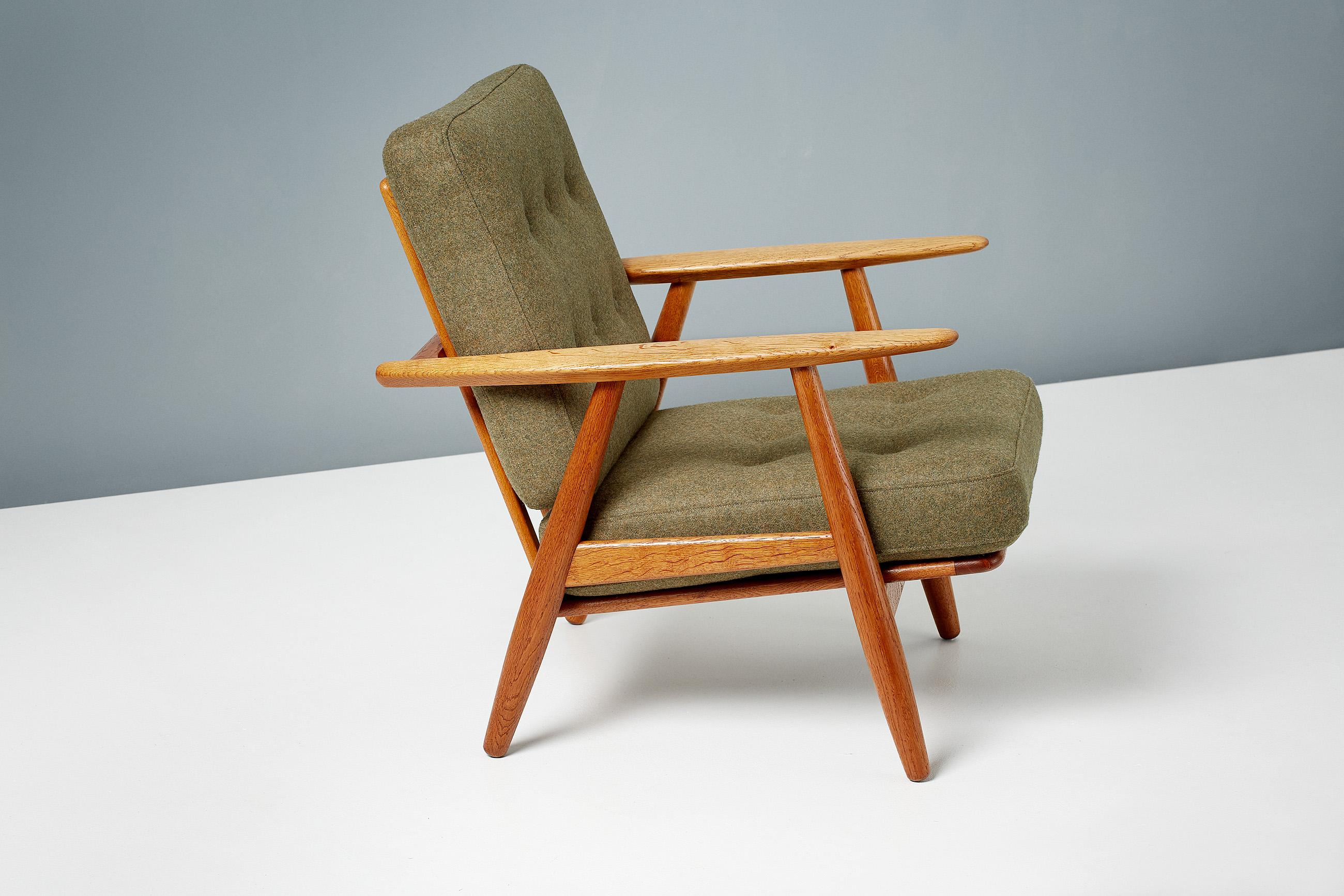 Laine Hans J. Wegner 1950s Oak Cigar' Chairs en vente