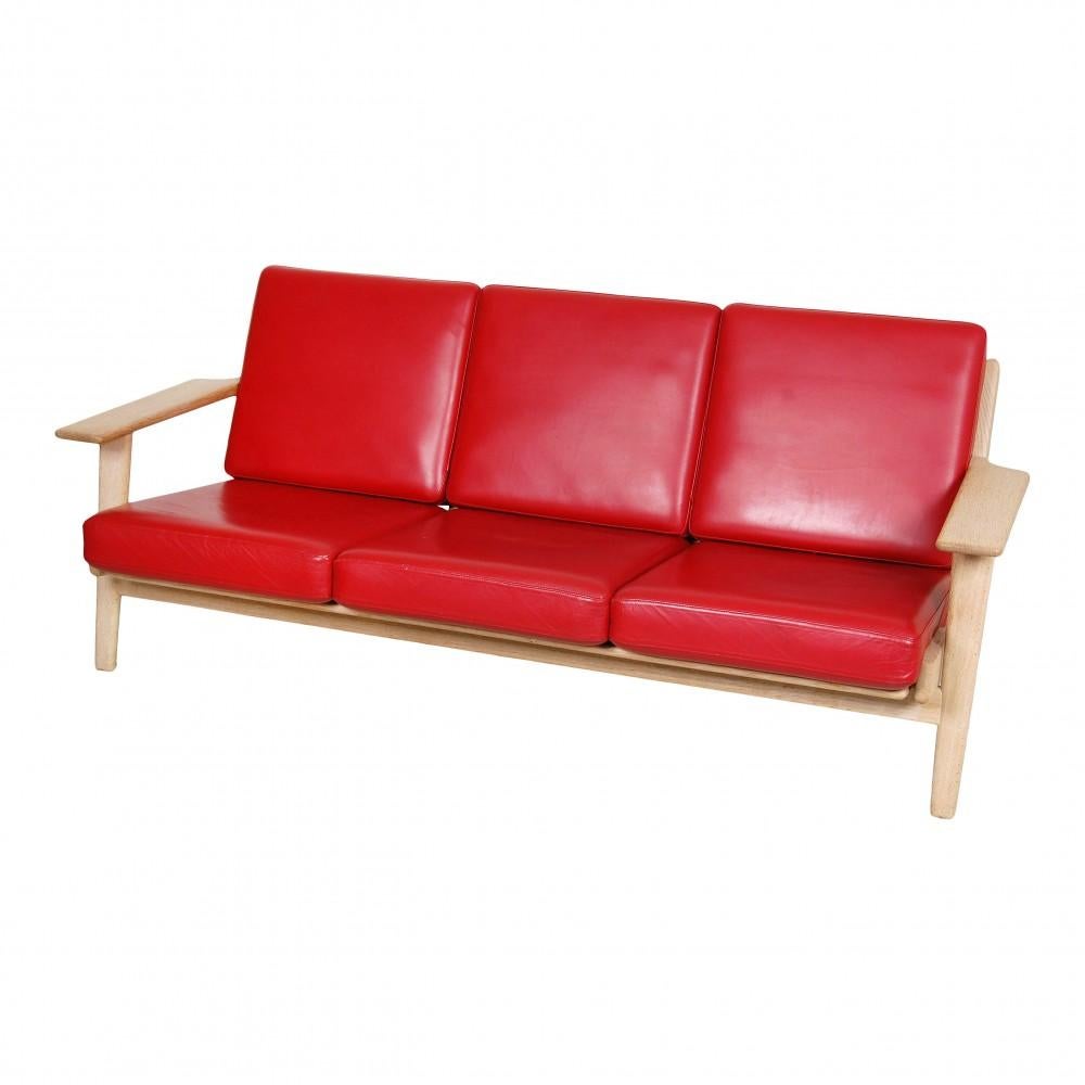 Hans Wegner Ge-290 3-Sitzer-Sofa mit einem Gestell aus Eiche und Kissen aus rotem Leder. Scheint in gutem Zustand mit etwas Patina auf den Kissen und dem Rahmen.