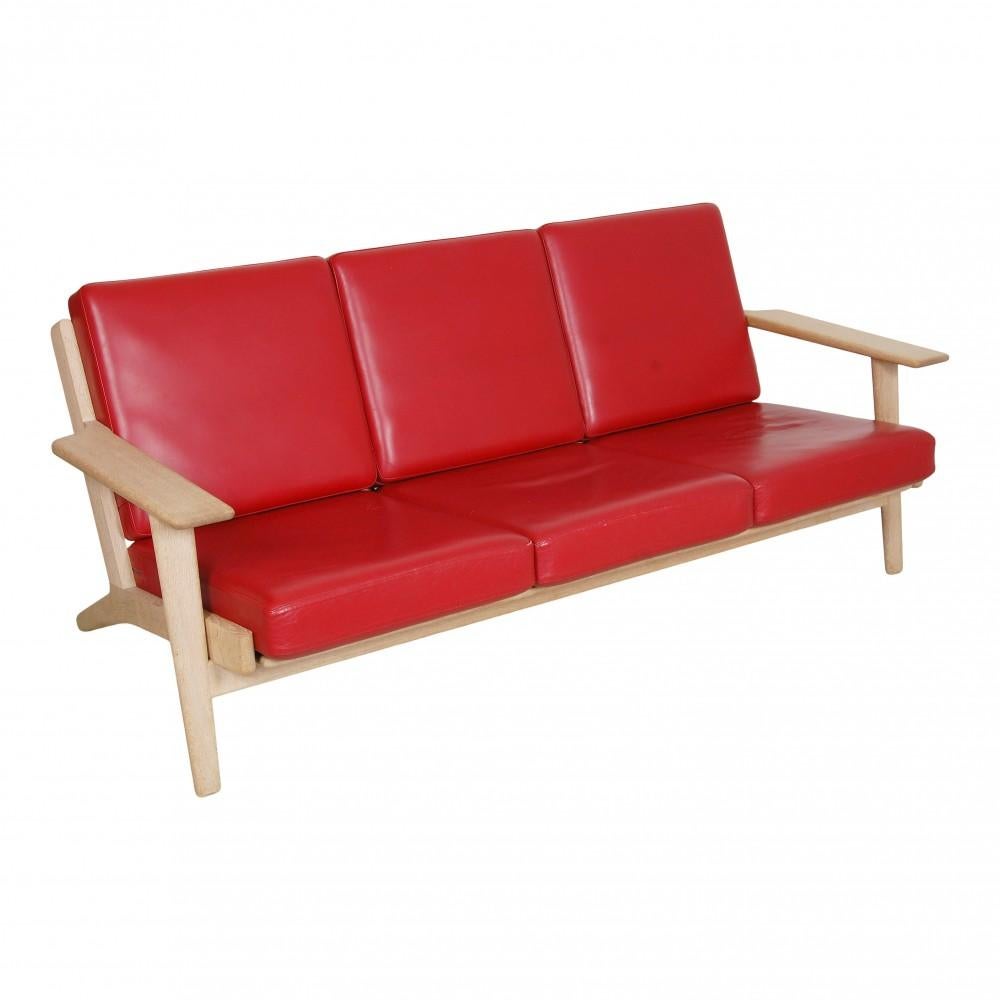 Hans J. Wegner 3-Personen-Sofa mit rotem Leder und einem Gestell aus Eichenholz (Skandinavische Moderne) im Angebot