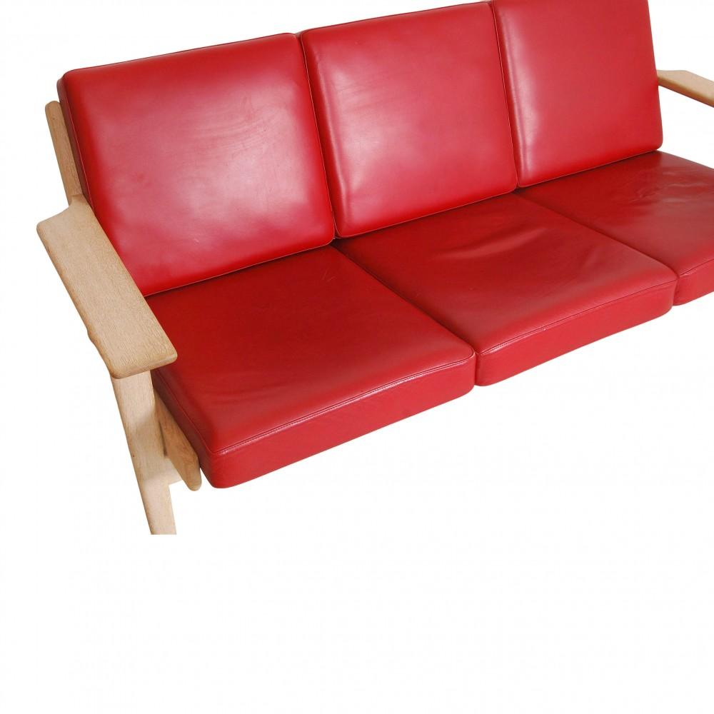Hans J. Wegner 3-Personen-Sofa mit rotem Leder und einem Gestell aus Eichenholz (Dänisch) im Angebot