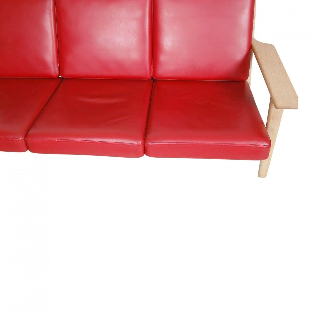 Hans J Wegner 3-personers sofa with red leather and an oak wood frame In Fair Condition For Sale In Herlev, 84