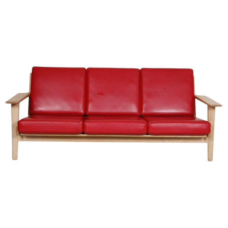 Hans J. Wegner 3-Personen-Sofa mit rotem Leder und einem Gestell aus Eichenholz im Angebot