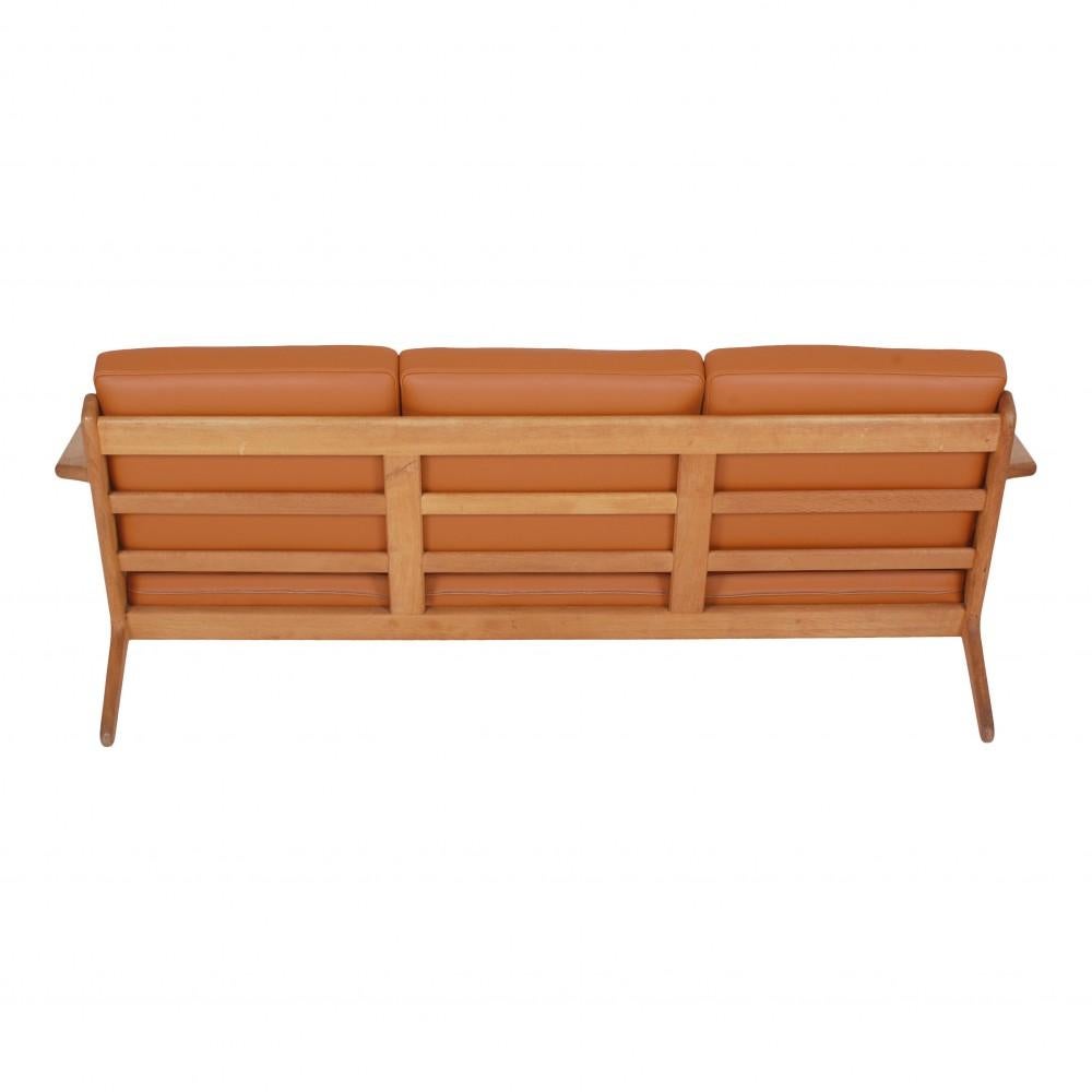 Scandinavian Modern Hans J Wegner 3pers sofa, GE 290, newly upholstered with cognac bison leather For Sale