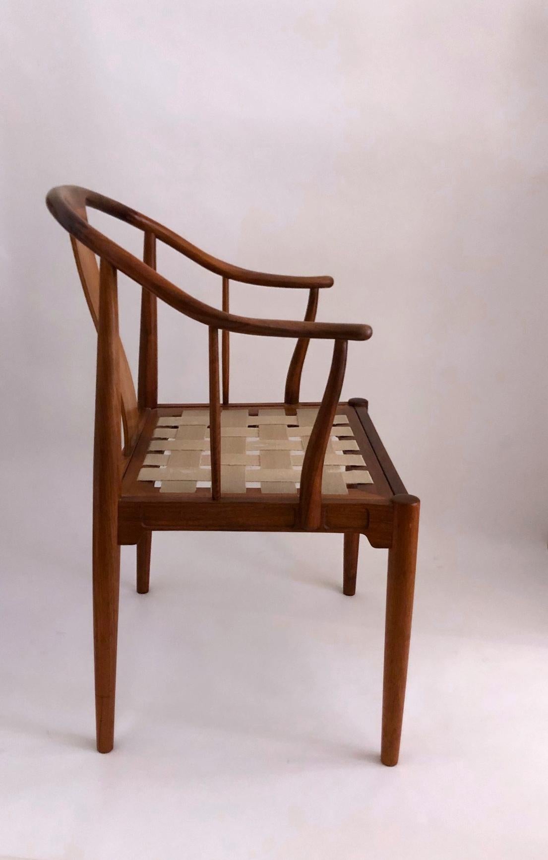 Hans J. Wegner, a 1977 Limited Edition Walnut Armchair “China Chair” In Good Condition For Sale In Paris, FR