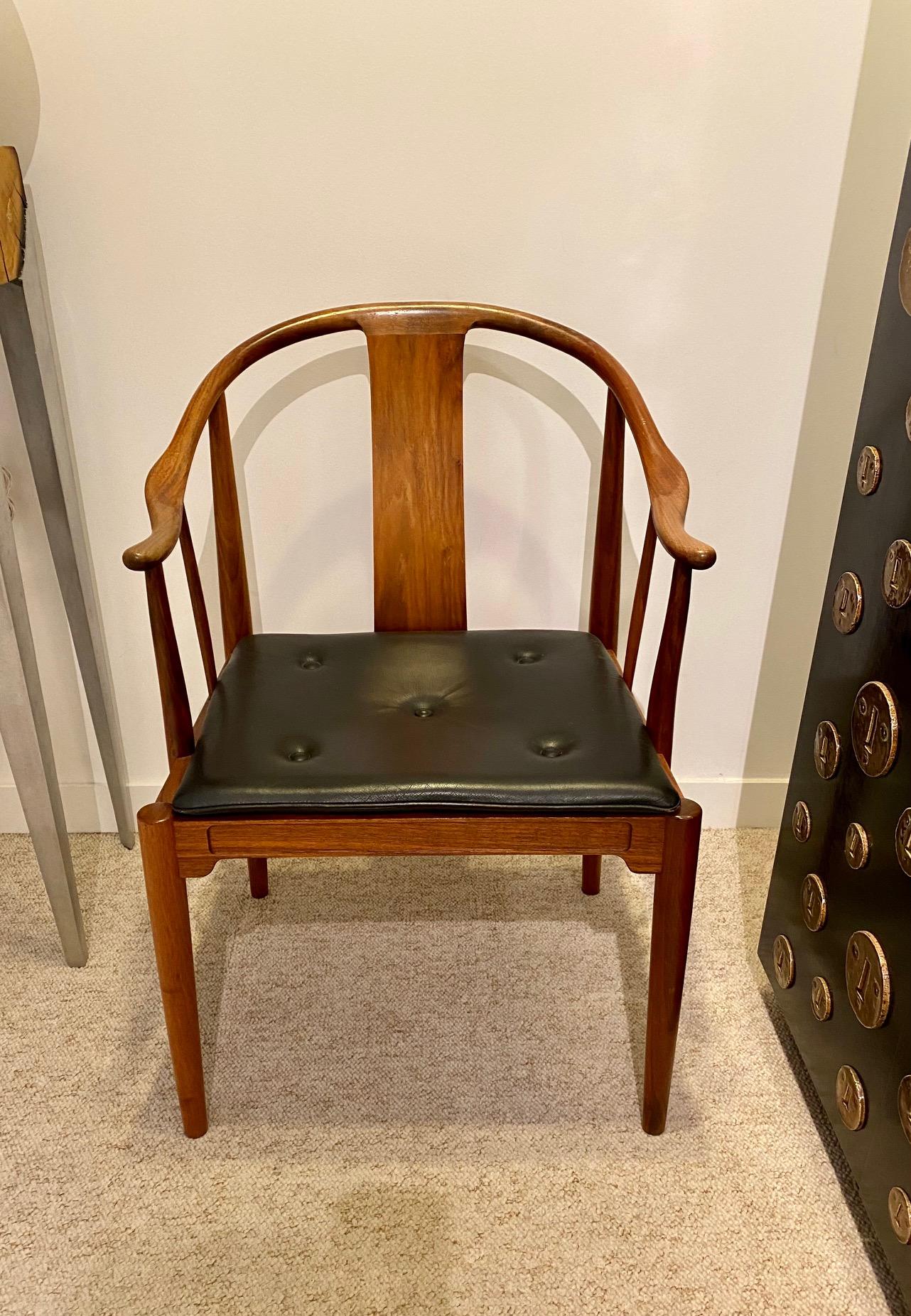 Hans J. Wegner, a 1977 Limited Edition Walnut Armchair “China Chair” For Sale 3