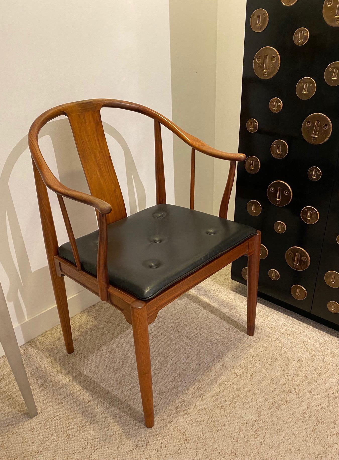 Hans J. Wegner, a 1977 Limited Edition Walnut Armchair “China Chair” For Sale 3