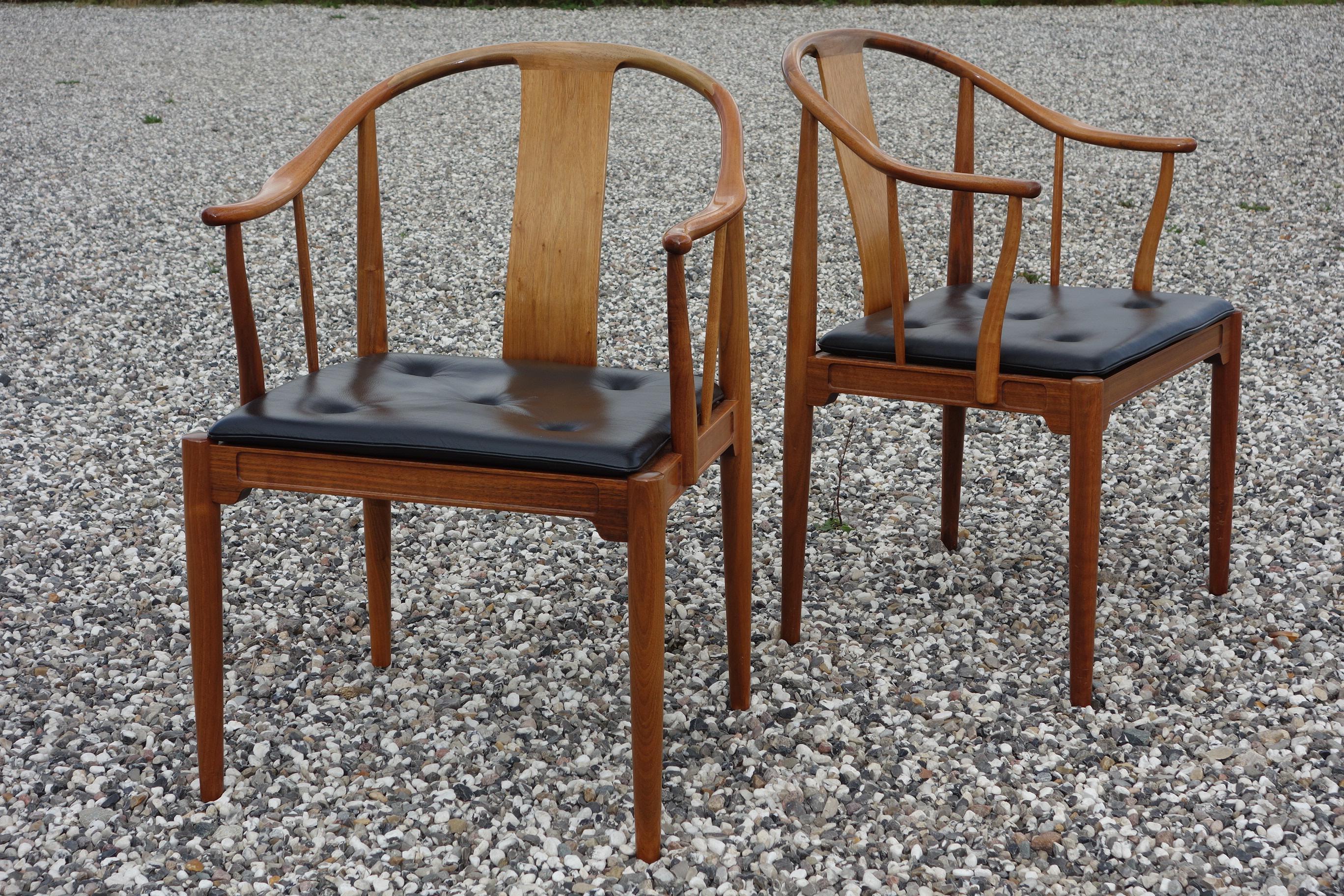 Hans J. Wegner, a Pair of 1977 Limited Edition Walnut Armchairs “China Chairs” For Sale 4