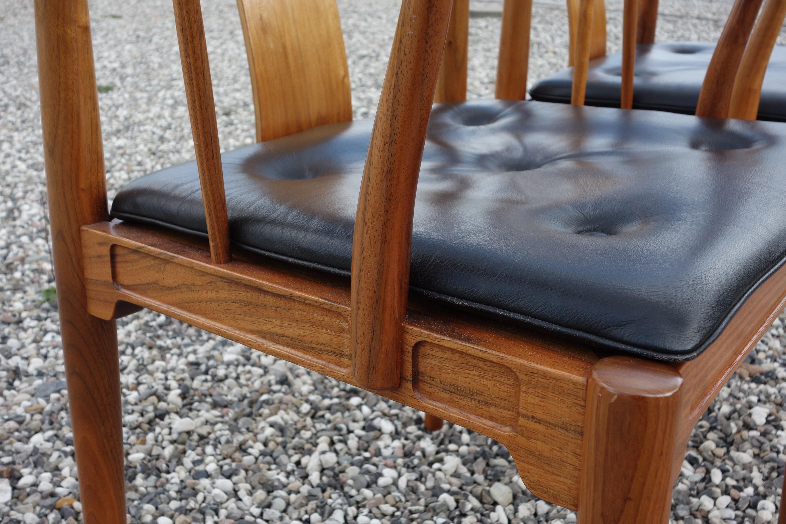 Hans J. Wegner, a Pair of 1977 Limited Edition Walnut Armchairs “China Chairs” In Good Condition For Sale In Vejle, DK