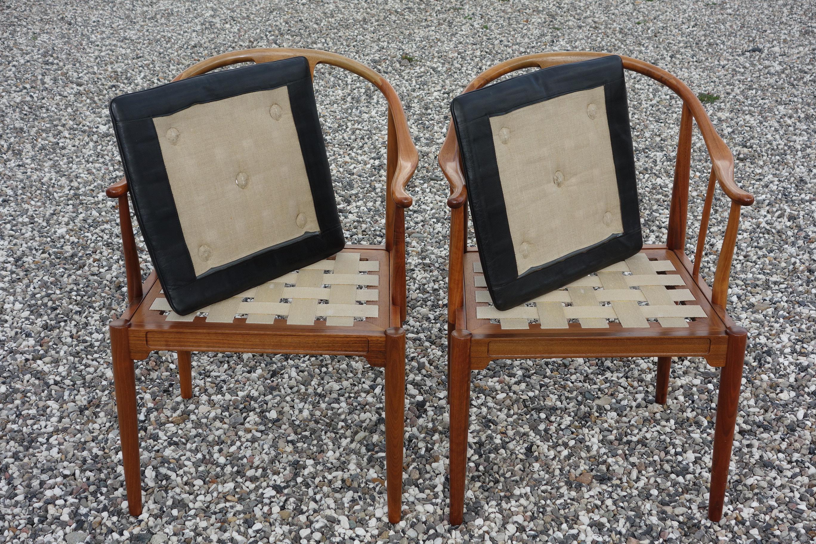 Hans J. Wegner, a Pair of 1977 Limited Edition Walnut Armchairs “China Chairs” For Sale 1