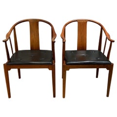 Hans J. Wegner:: ein Paar Sessel aus Nussbaumholz in limitierter Auflage von 1977 "China Chairs"