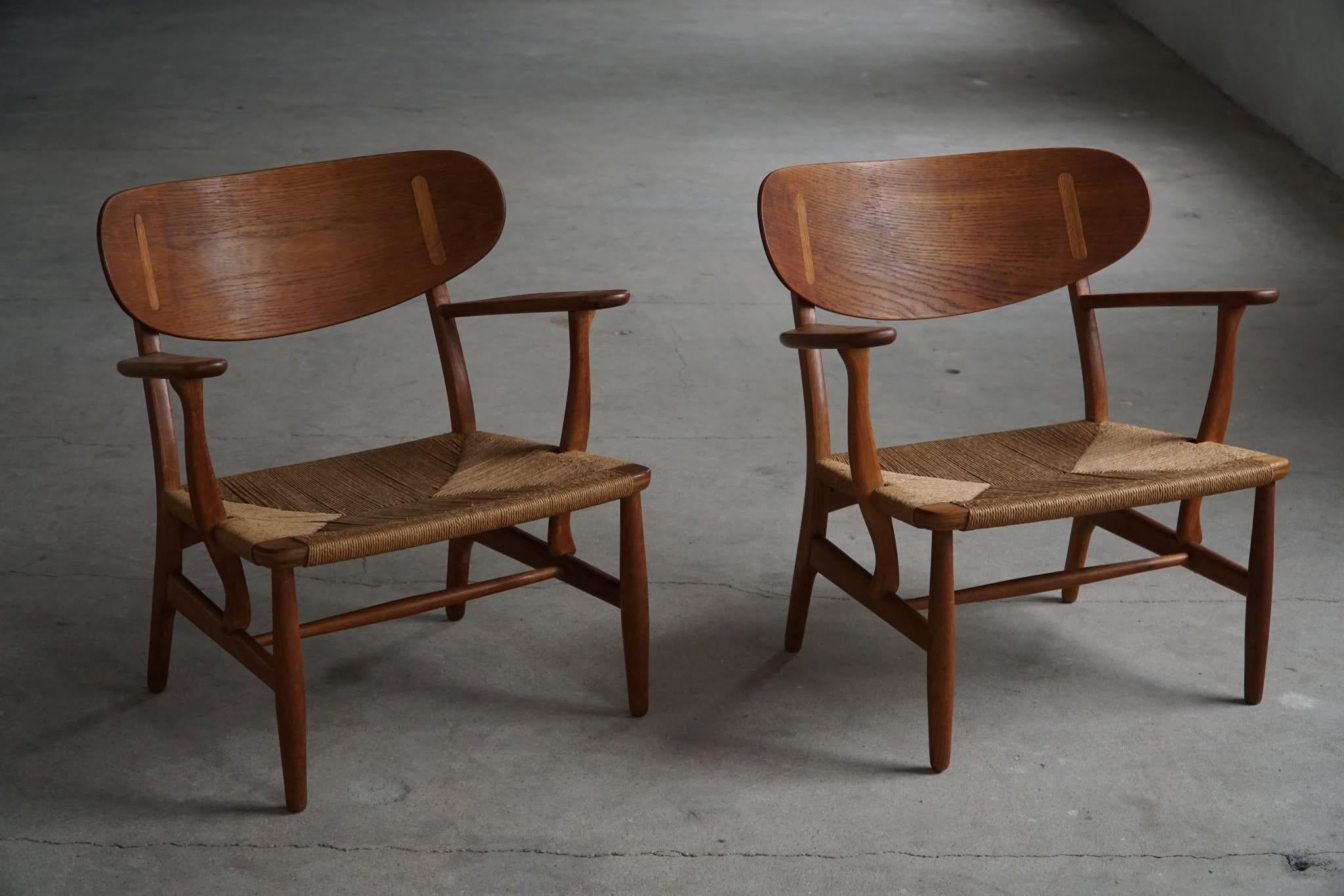 Hans J. Wegner, Pareja de butacas CH22 en roble, estilo moderno danés, años 50 en venta 3