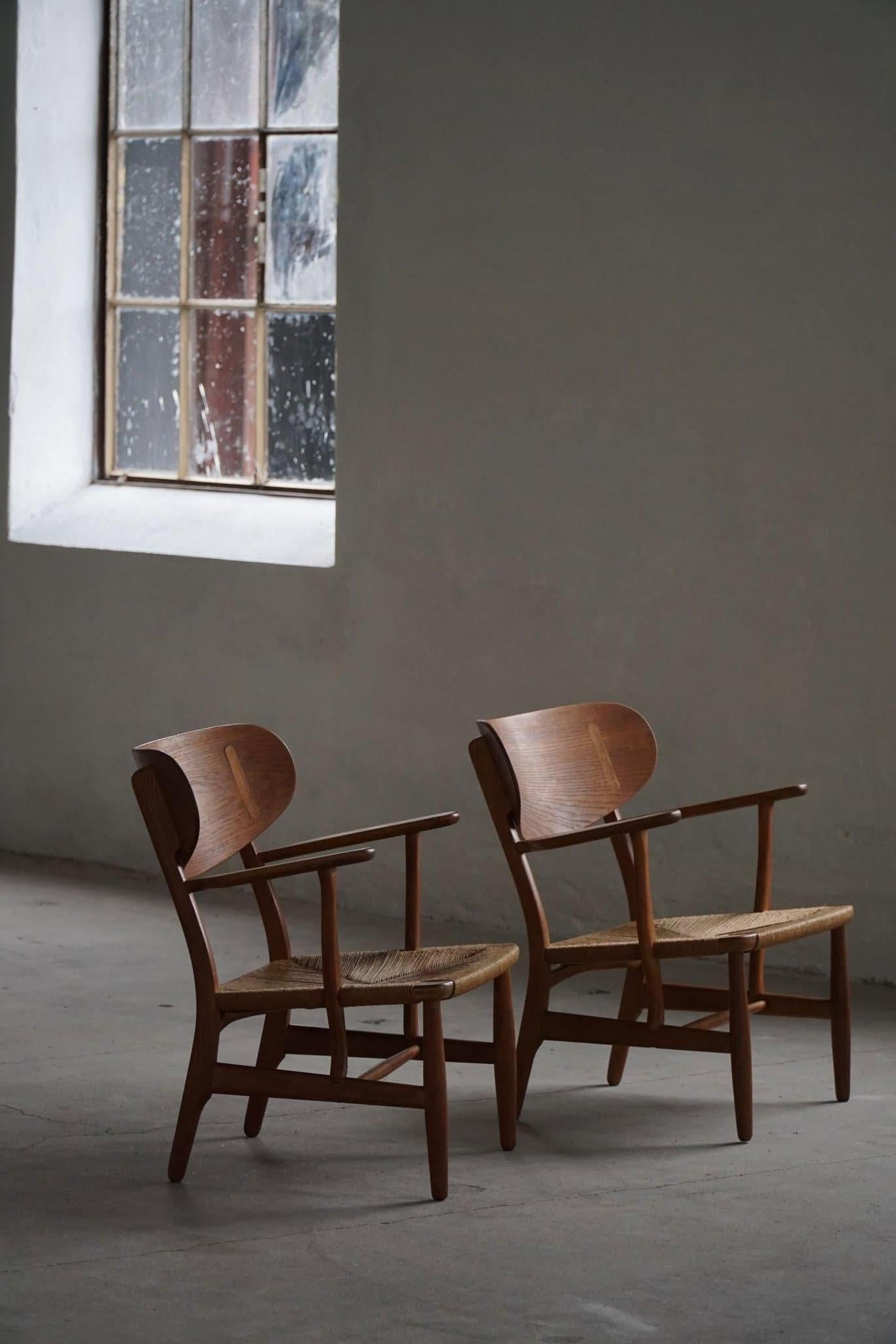 Hans J. Wegner, Pareja de butacas CH22 en roble, estilo moderno danés, años 50 en venta 4
