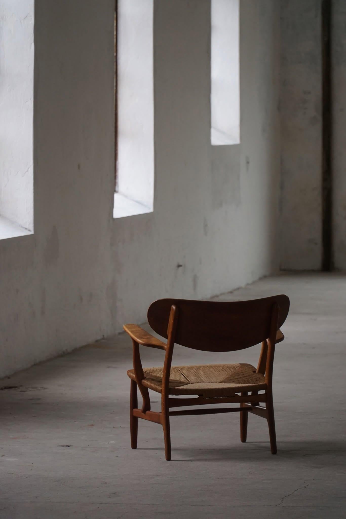 Hans J. Wegner, Pareja de butacas CH22 en roble, estilo moderno danés, años 50 en venta 5
