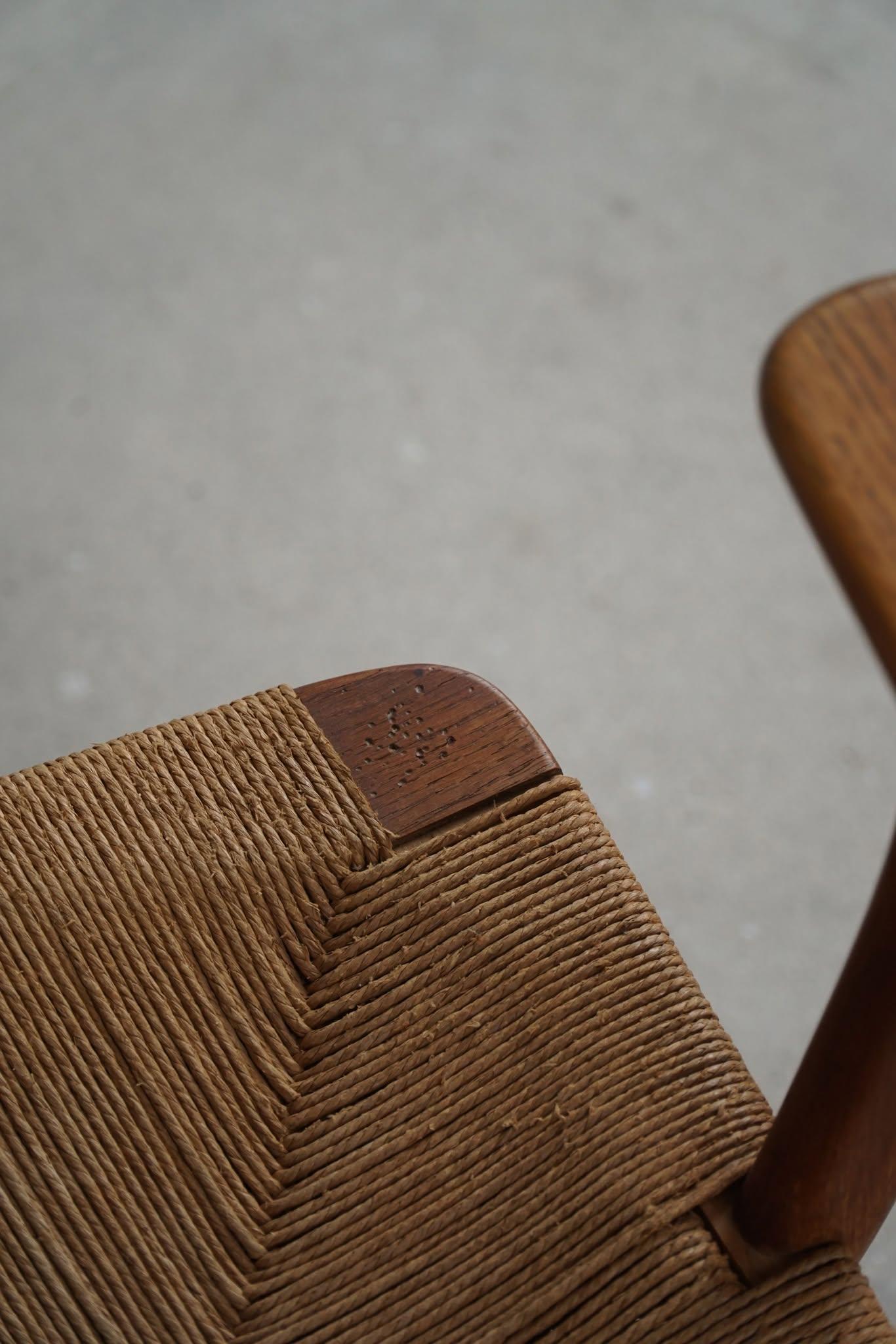 Hans J. Wegner, Pareja de butacas CH22 en roble, estilo moderno danés, años 50 en venta 6