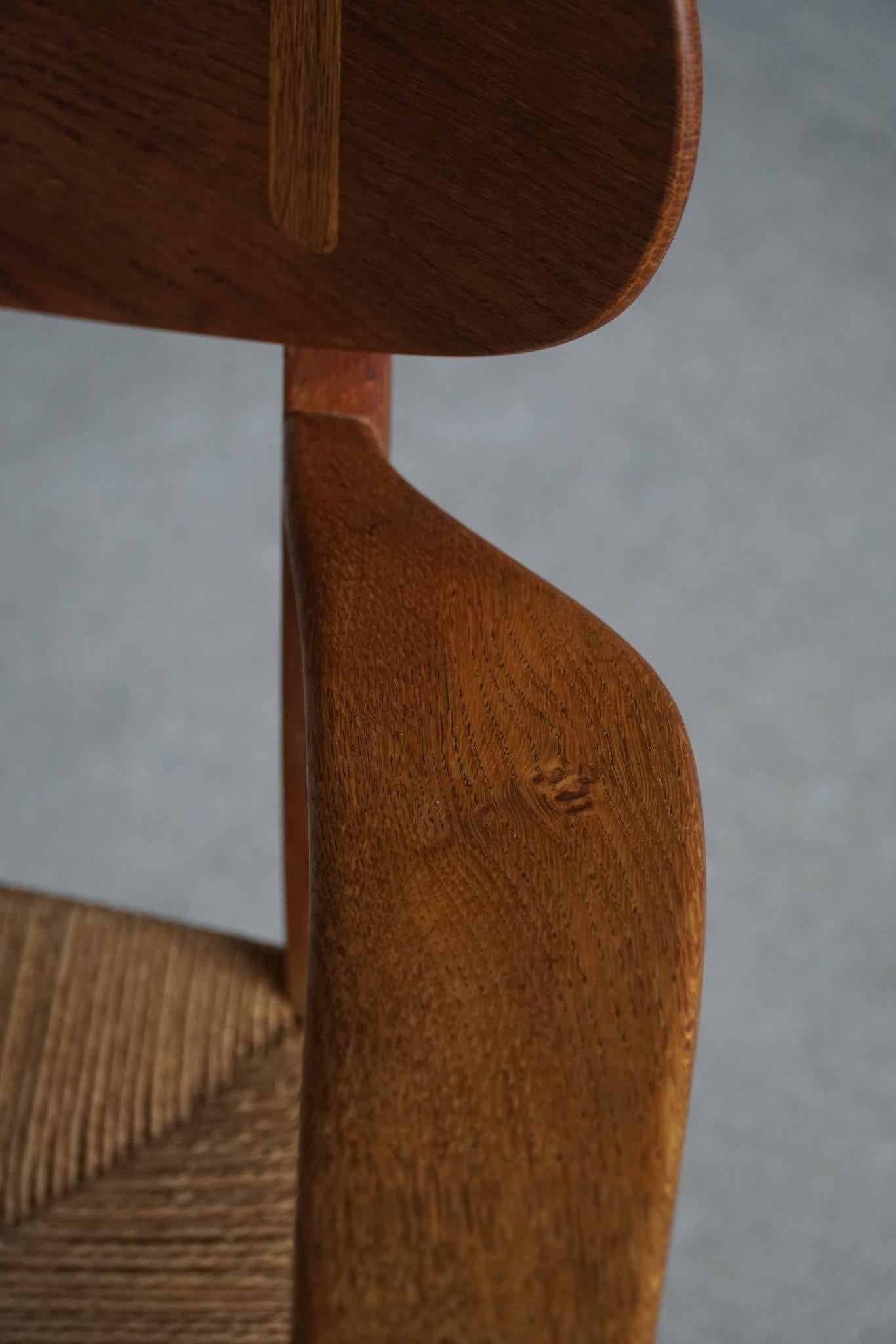 Hans J. Wegner, Pareja de butacas CH22 en roble, estilo moderno danés, años 50 en venta 8