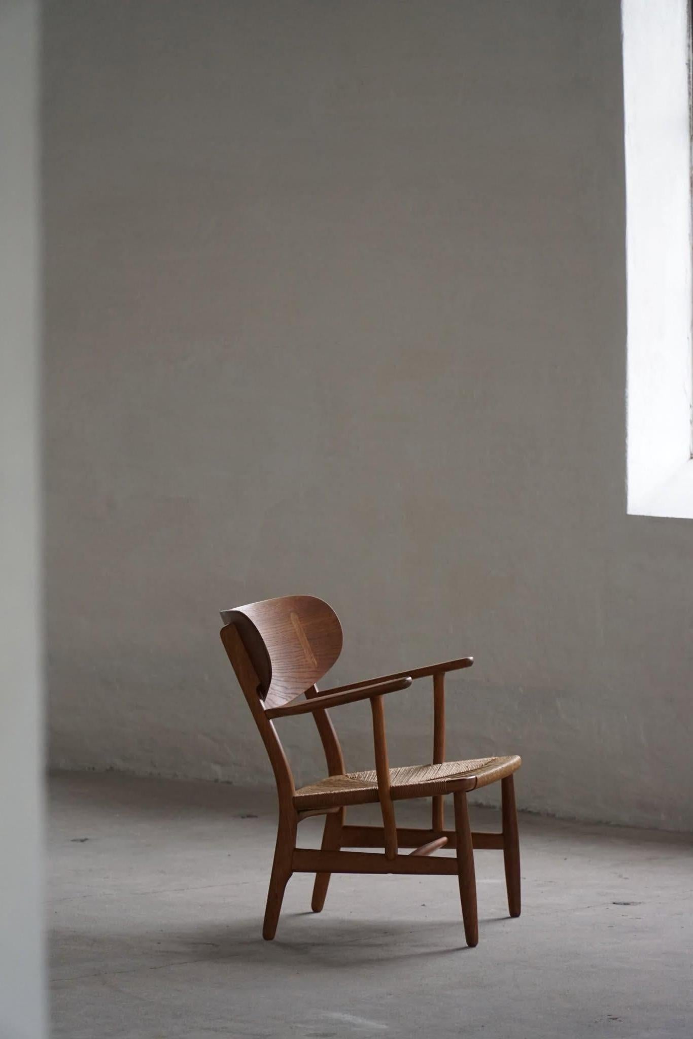 Hans J. Wegner, Pareja de butacas CH22 en roble, estilo moderno danés, años 50 en venta 11