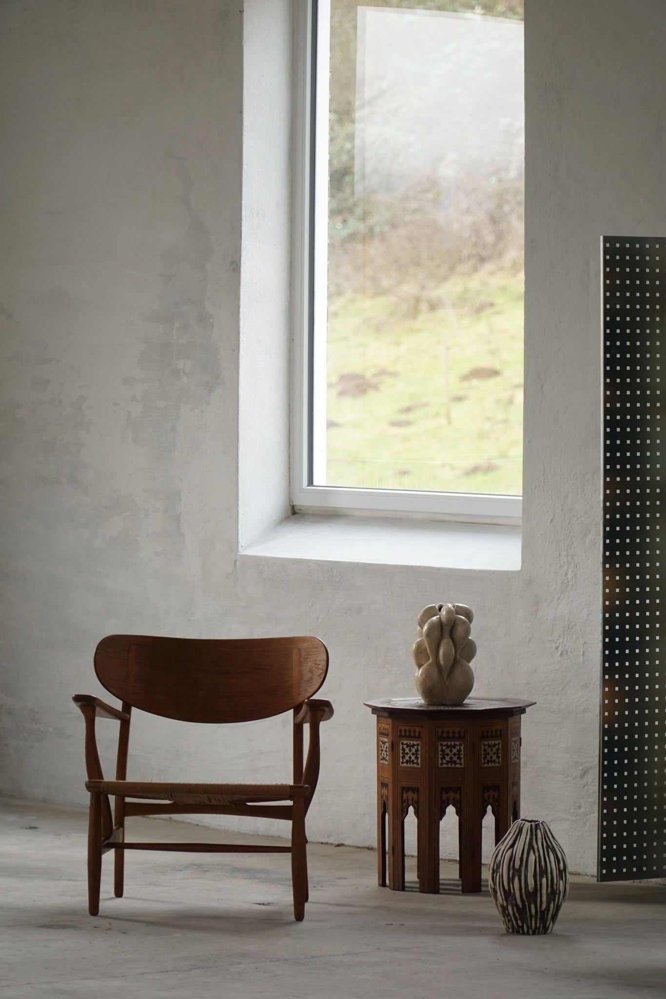 Hans J. Wegner, Pareja de butacas CH22 en roble, estilo moderno danés, años 50 en venta 13