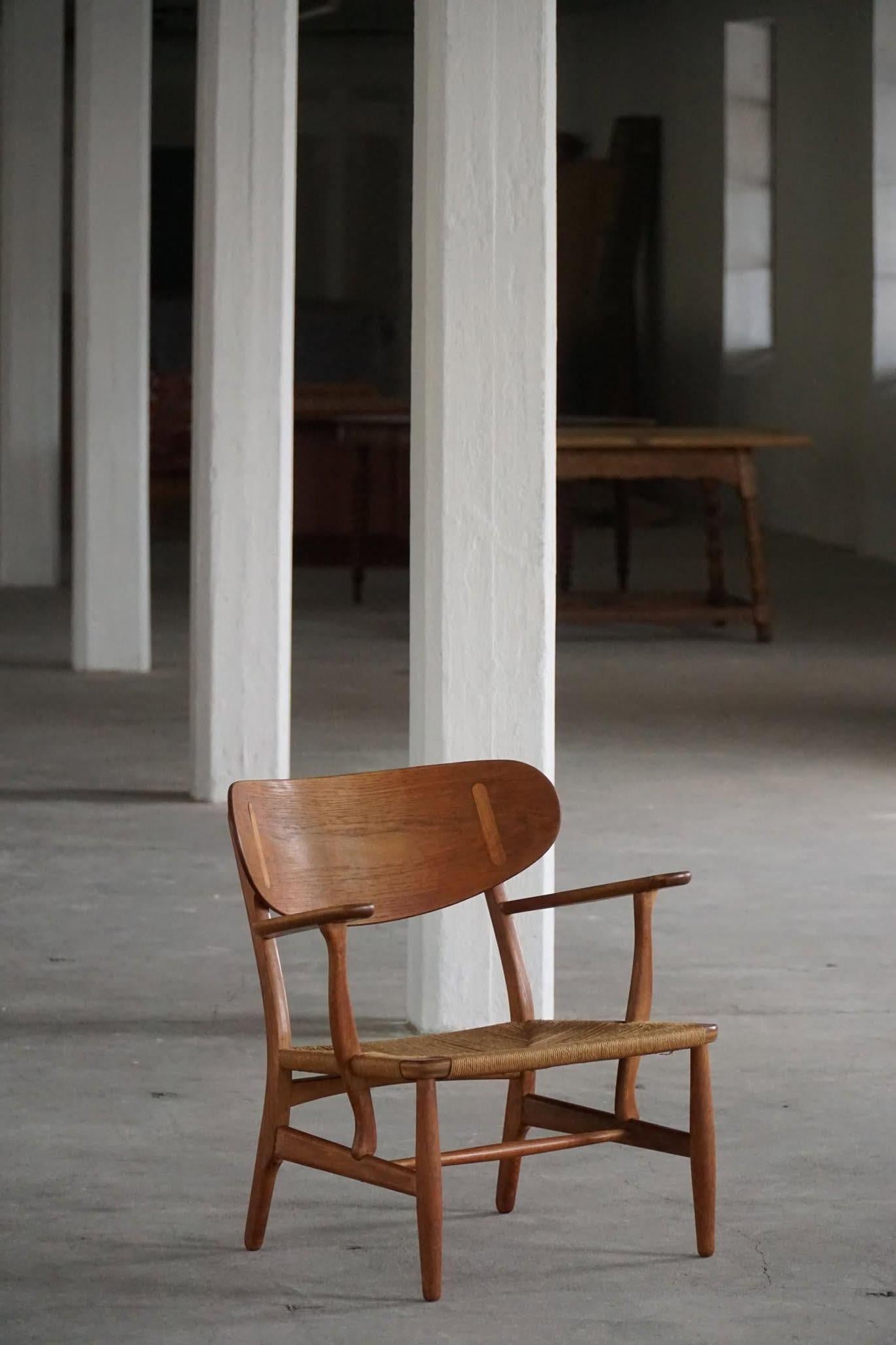 Hans J. Wegner, Pareja de butacas CH22 en roble, estilo moderno danés, años 50 Moderno de mediados de siglo en venta