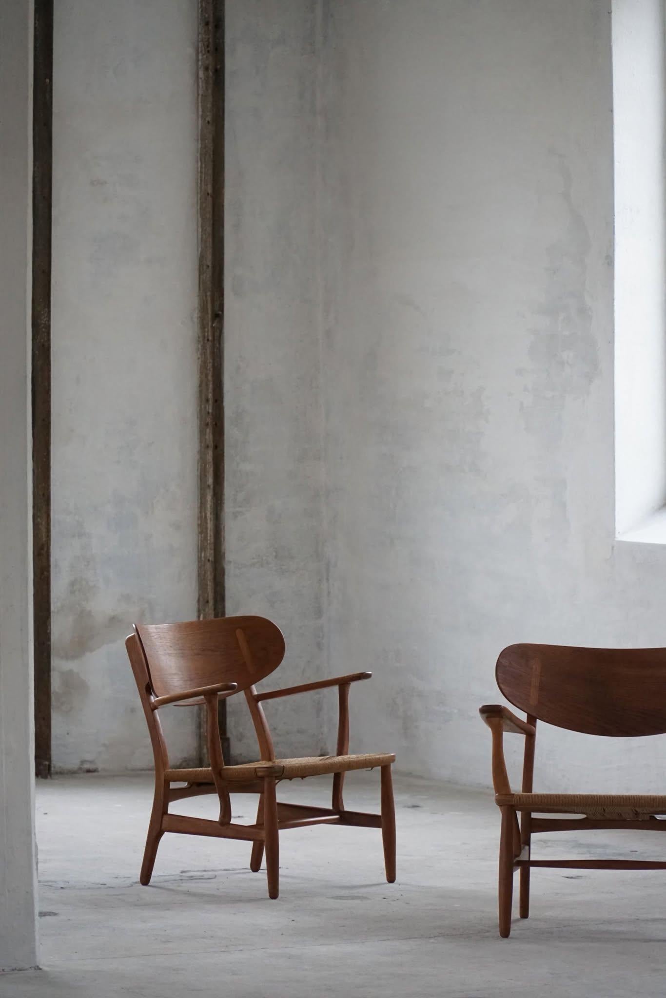 Hans J. Wegner, Pareja de butacas CH22 en roble, estilo moderno danés, años 50 Danés en venta