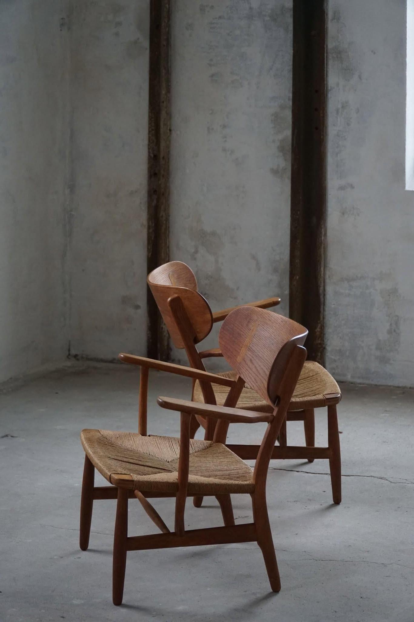 Hans J. Wegner, Pareja de butacas CH22 en roble, estilo moderno danés, años 50 en Bueno estado para la venta en Odense, DK