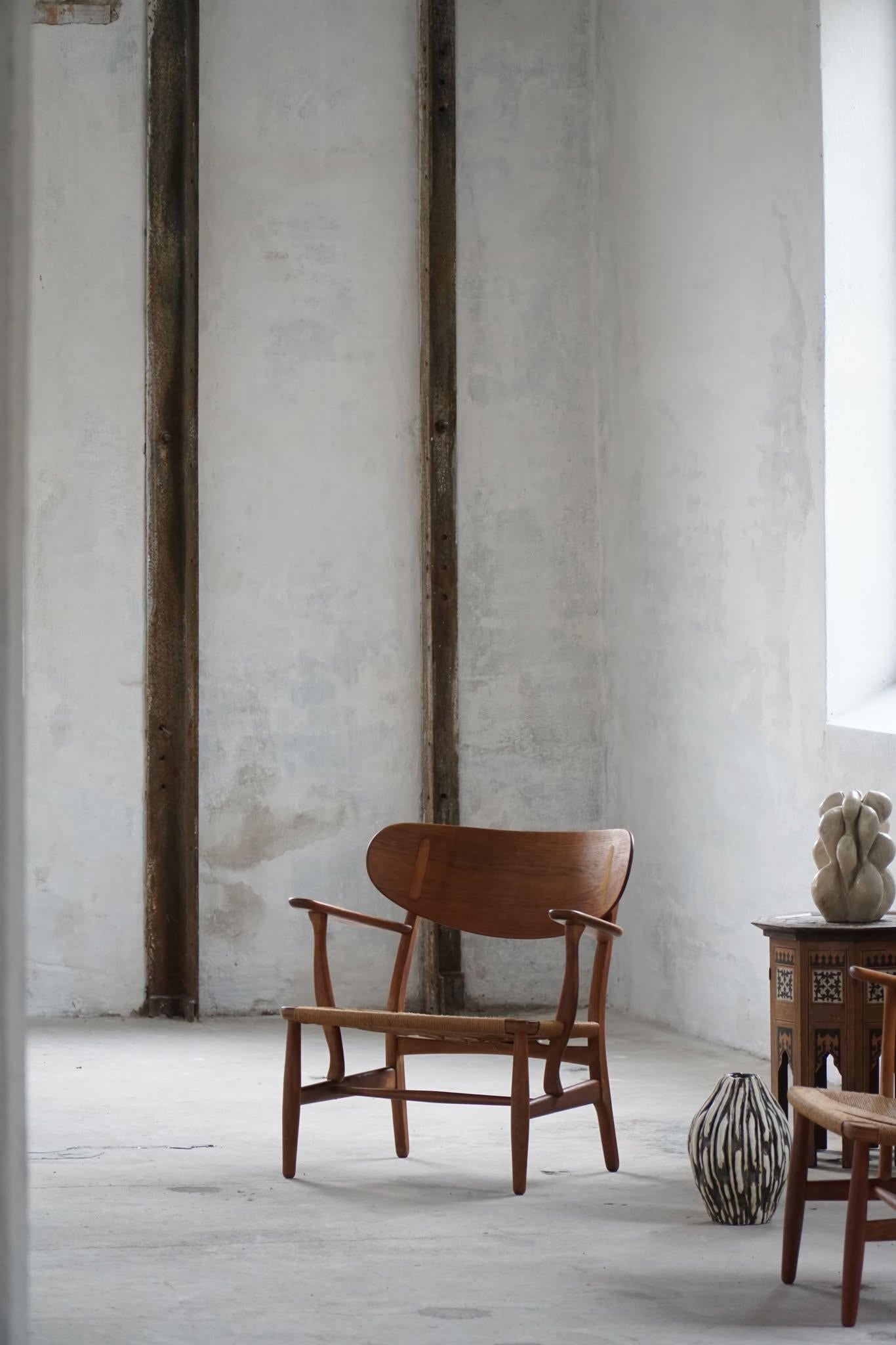 Hans J. Wegner, Pareja de butacas CH22 en roble, estilo moderno danés, años 50 Cordón de papel en venta