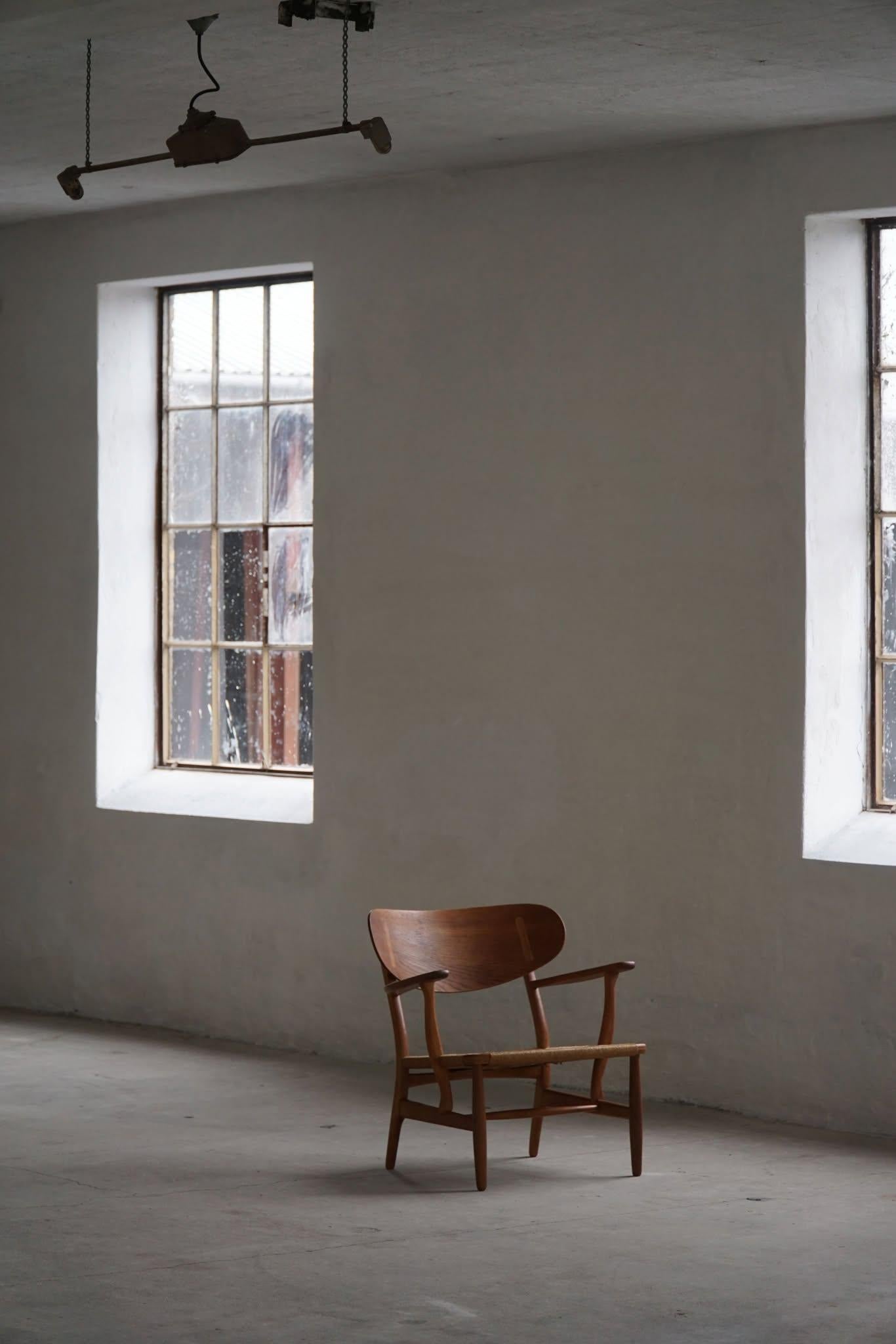 Hans J. Wegner, Pareja de butacas CH22 en roble, estilo moderno danés, años 50 en venta 2