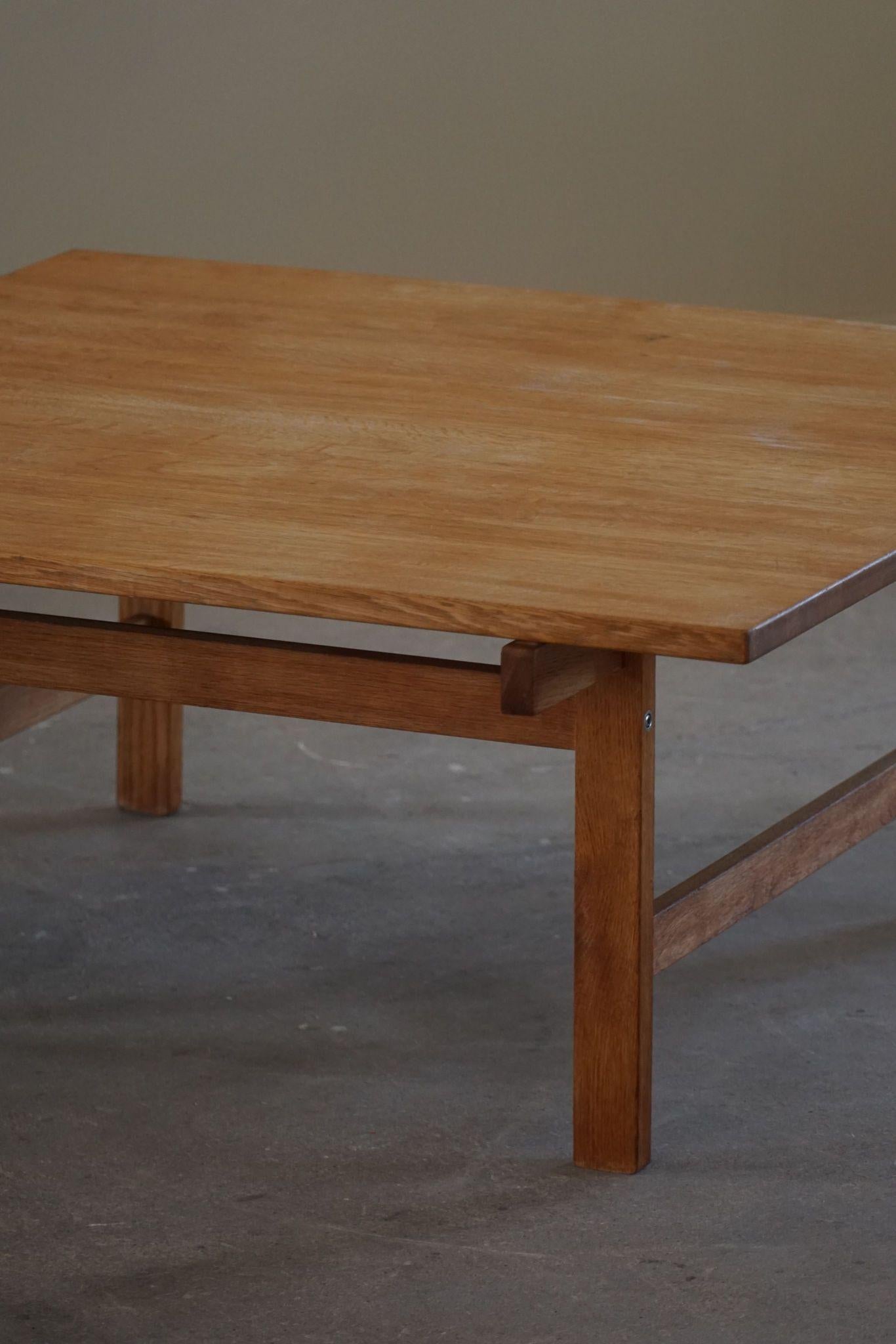 Hans J. Wegner, Table basse carrée en Oak, milieu du siècle danois, années 1960 Bon état - En vente à Odense, DK