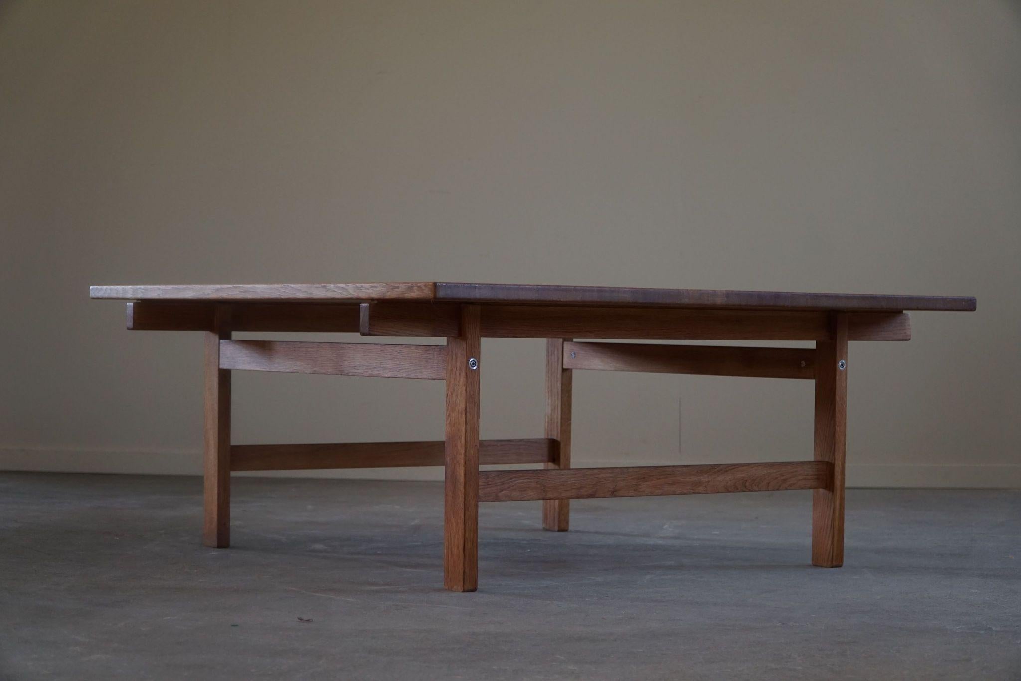 20ième siècle Hans J. Wegner, Table basse carrée en Oak, milieu du siècle danois, années 1960 en vente