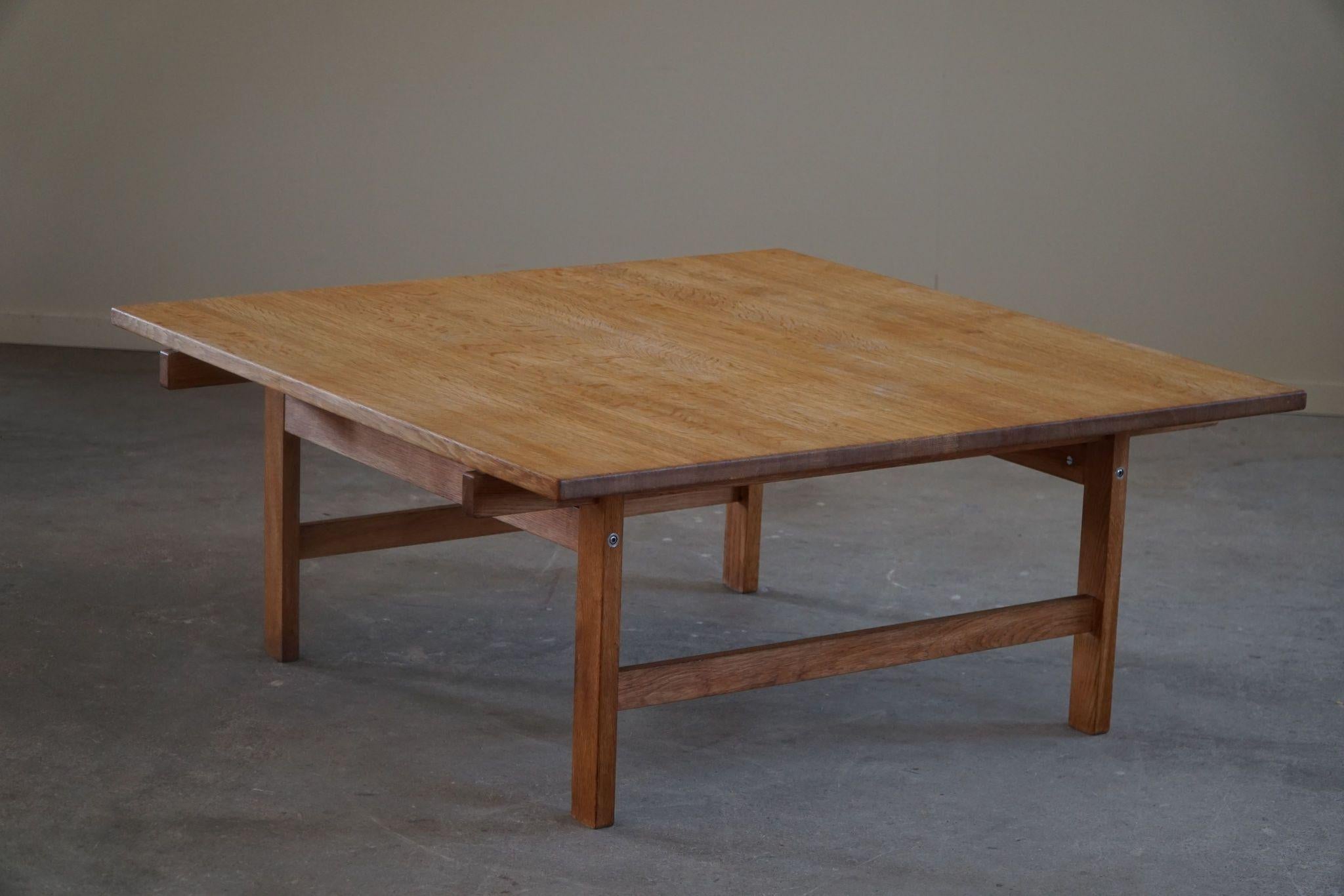 Chêne Hans J. Wegner, Table basse carrée en Oak, milieu du siècle danois, années 1960 en vente