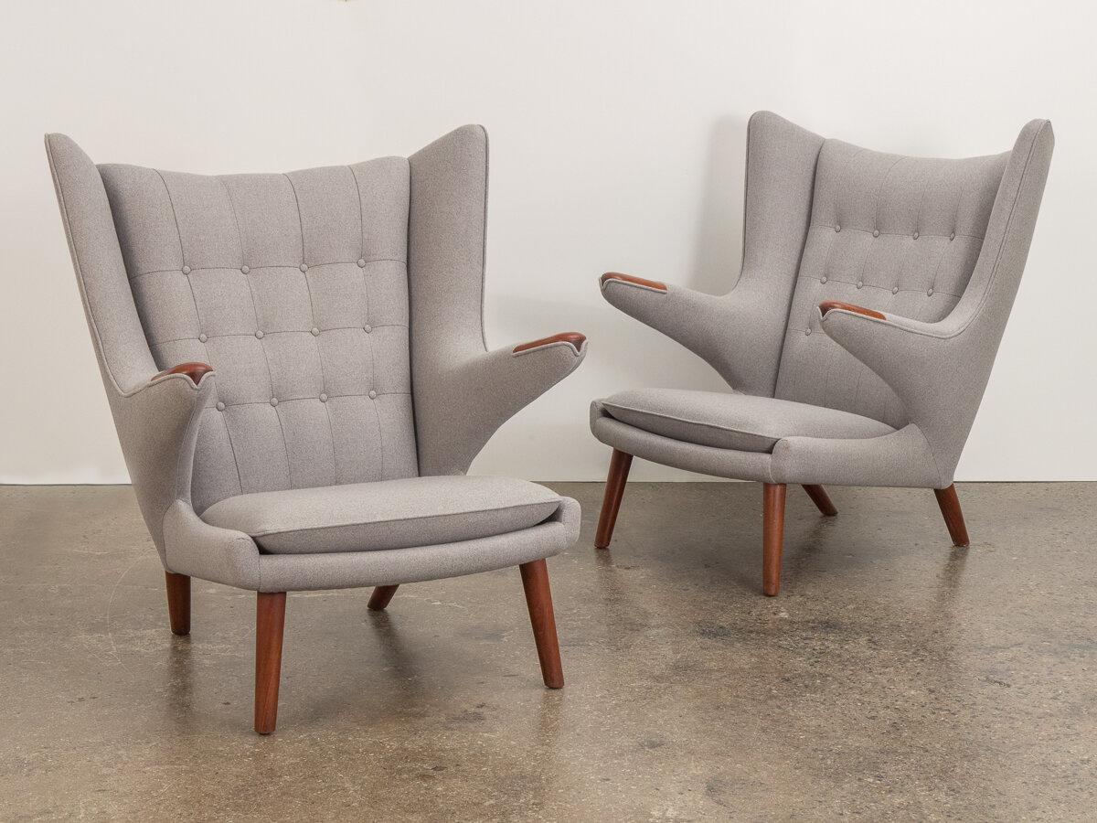 Belle paire de chaises AP-19 du début des années 1960 conçues par Hans J. Wegner pour A.P. Volé. Ces chaises sont plus connues sous le nom de chaise Papa Bear en raison de leur silhouette majestueuse. Les pattes sont ornées de détails en teck
